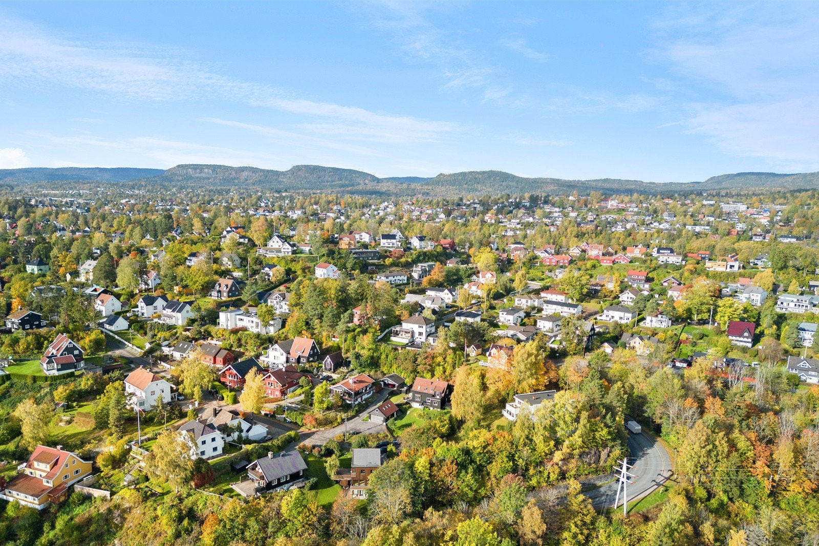 Funkisboligen er fra 1961 og har en flott hjørnetomt på over 2,6 mål. Galleribilde