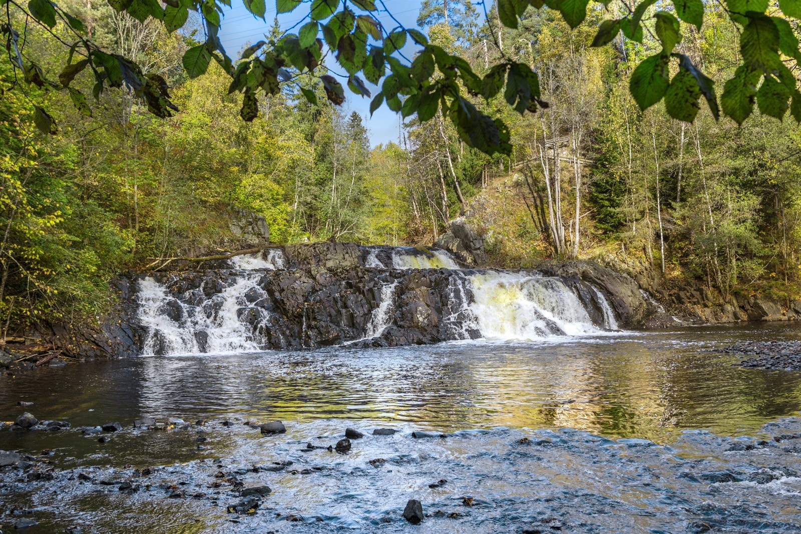 150 meter fra huset går turstien ned til Lysakerelva med Jarfossen. Man kan gå langs elva til CC Vest, Lysaker eller Bogstad. Galleribilde