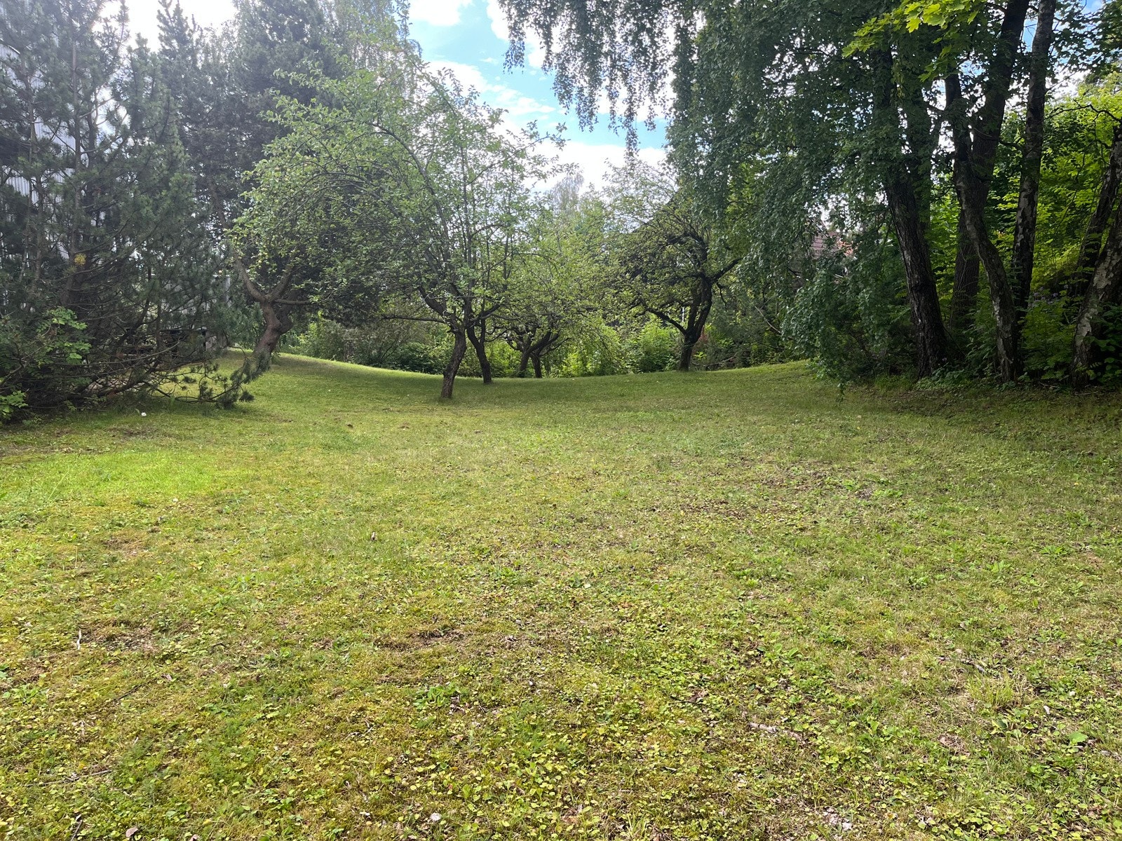 Her er det god plass til trampoline, ballspill og andre aktiviteter året rundt. Galleribilde