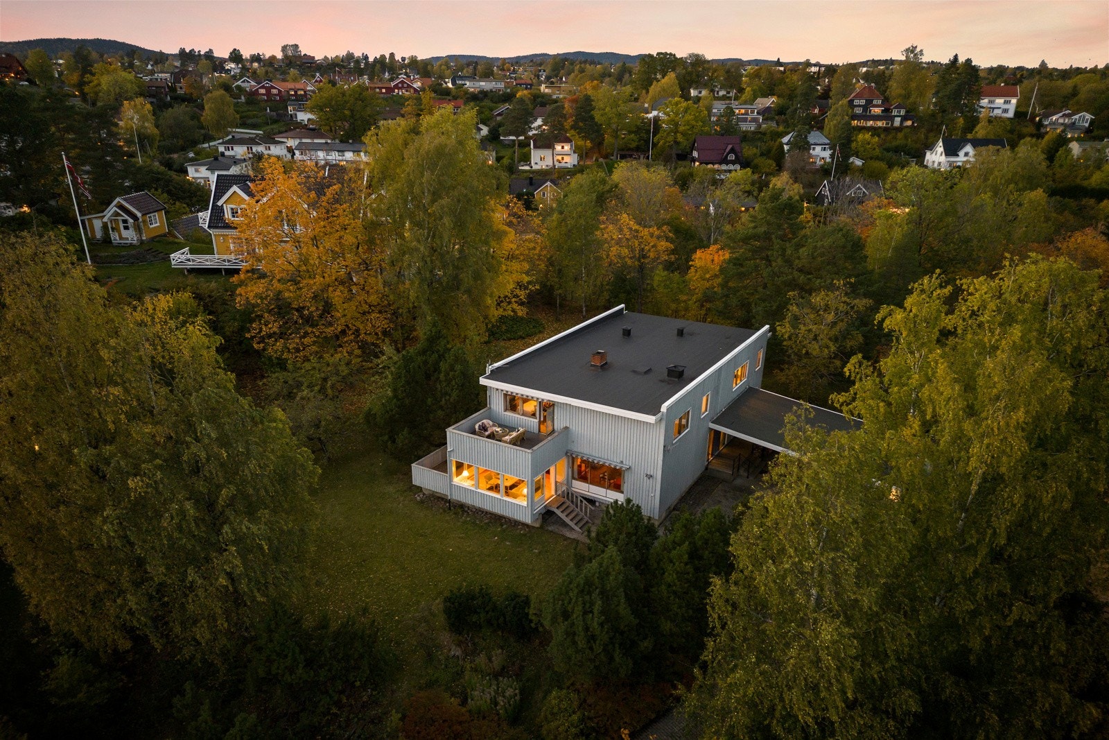 Velkommen til en stor og innholdsrik funkisbolig med to separate deler, innerst i en blindvei. Galleribilde