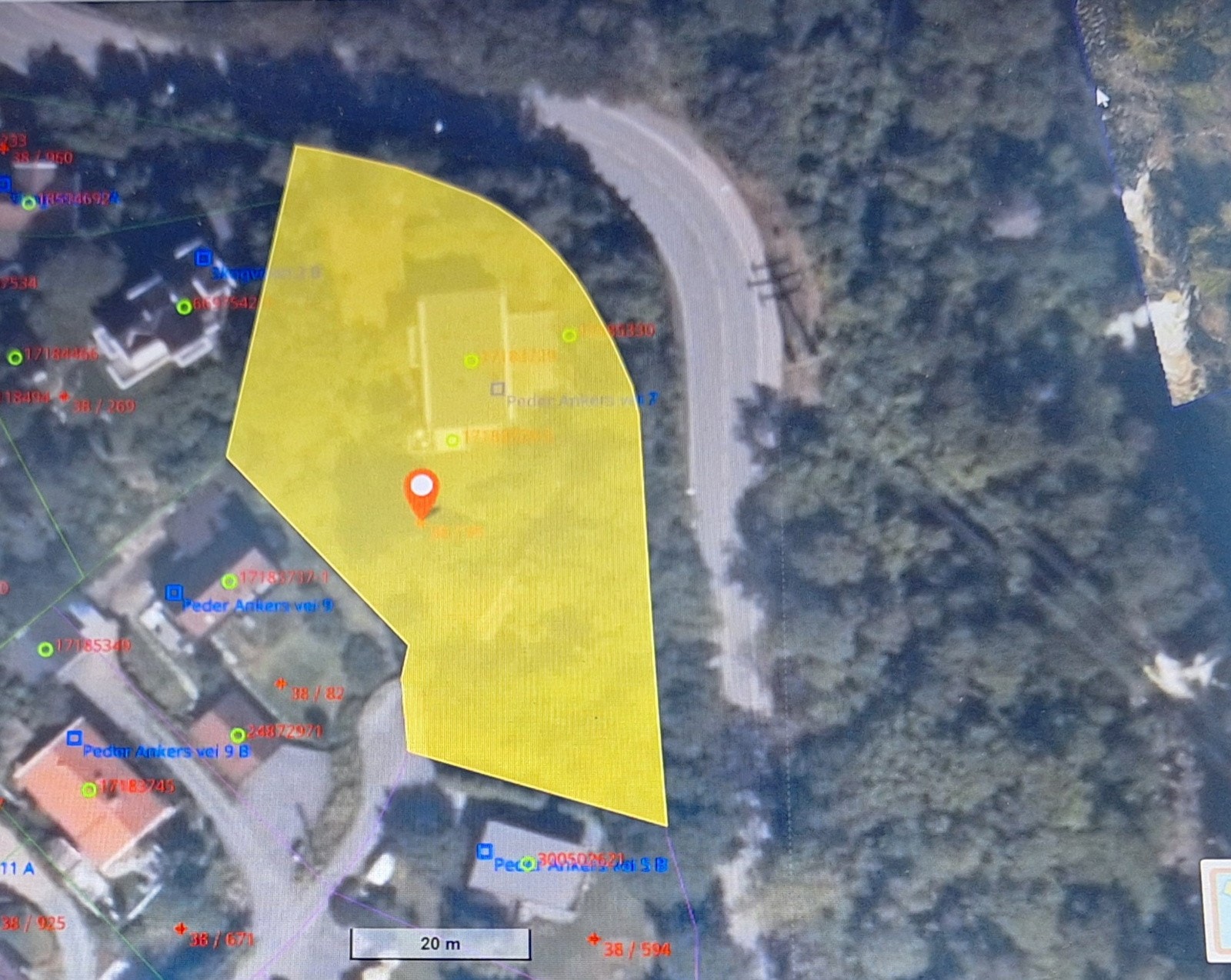 Tomten. Tinglyst veirett for tre boenheter fra privat vei. (Bildet hentet fra kartverket). Galleribilde