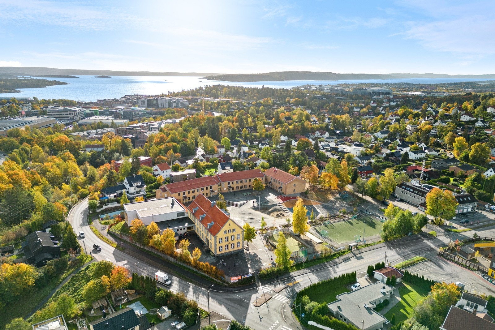 Området har gode oppvekstvilkår, og Jar idrettslag tilbyr både håndball, ishockey, curling og tennis. Galleribilde