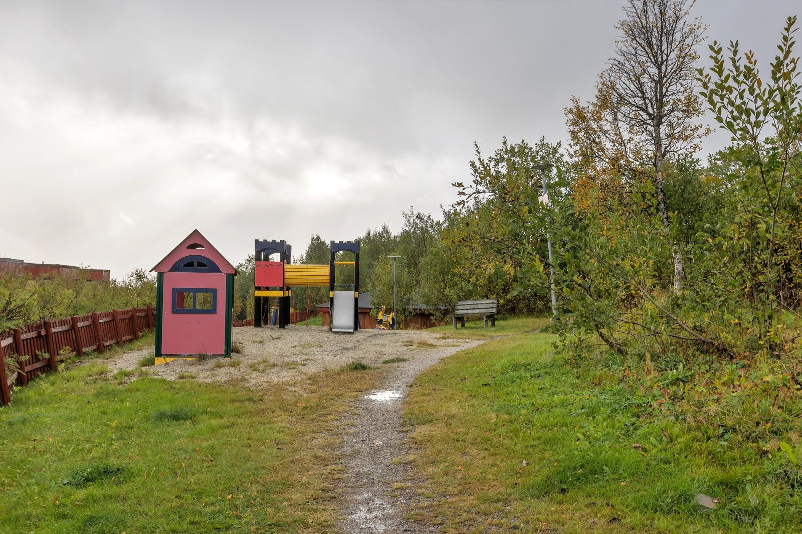 Nærområdet byr bl.a på flere rekreasjonsområder, skole, barnehage, dagligvarebutikk m.m. Galleribilde