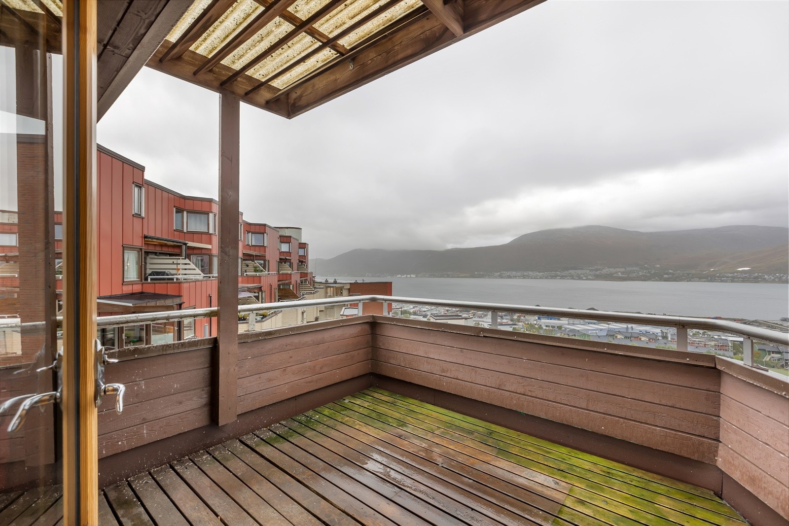 Delvis overbygget balkong med utrolig utsikt Galleribilde