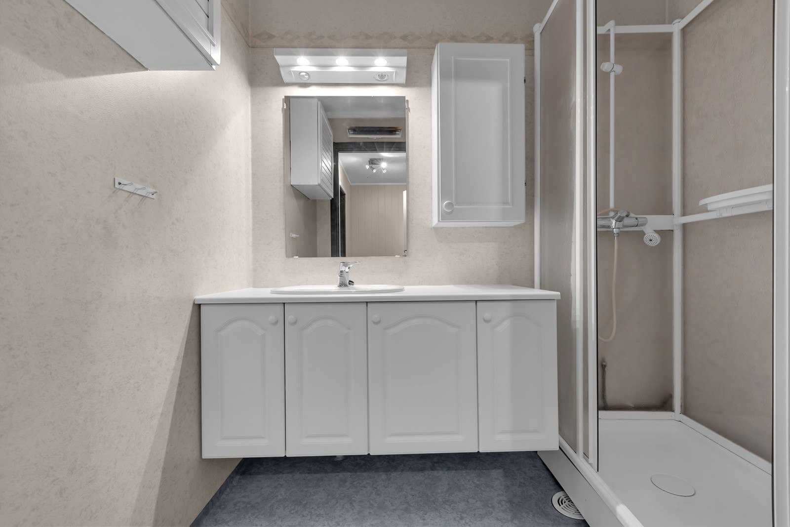 Badet og wc er i forskjellige rom. Badet er tilbaketrukket, har en innholdsrik innredning med god lagringspass. Dusjkabinett Galleribilde