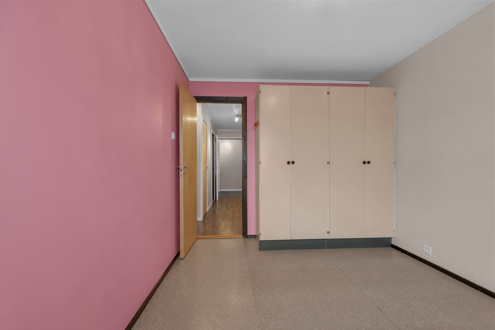 Soverom 2 ligger i front av leiligheten og er på ca. 10m2 Galleribilde