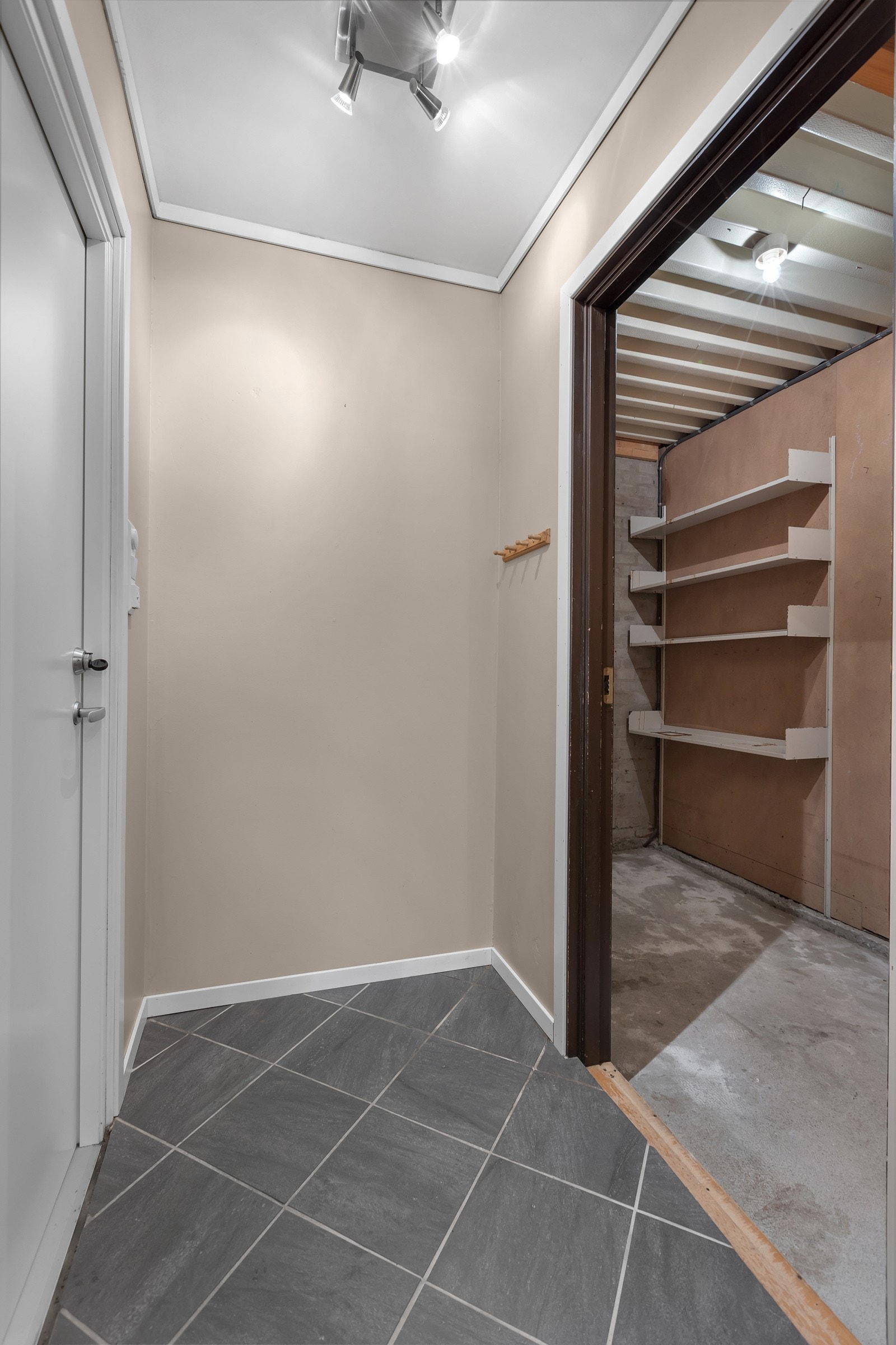 Velkmmen inn! Det første som møter deg er dette inngangspartiet som leder deg til sporstbod og videre inn i boligen Galleribilde