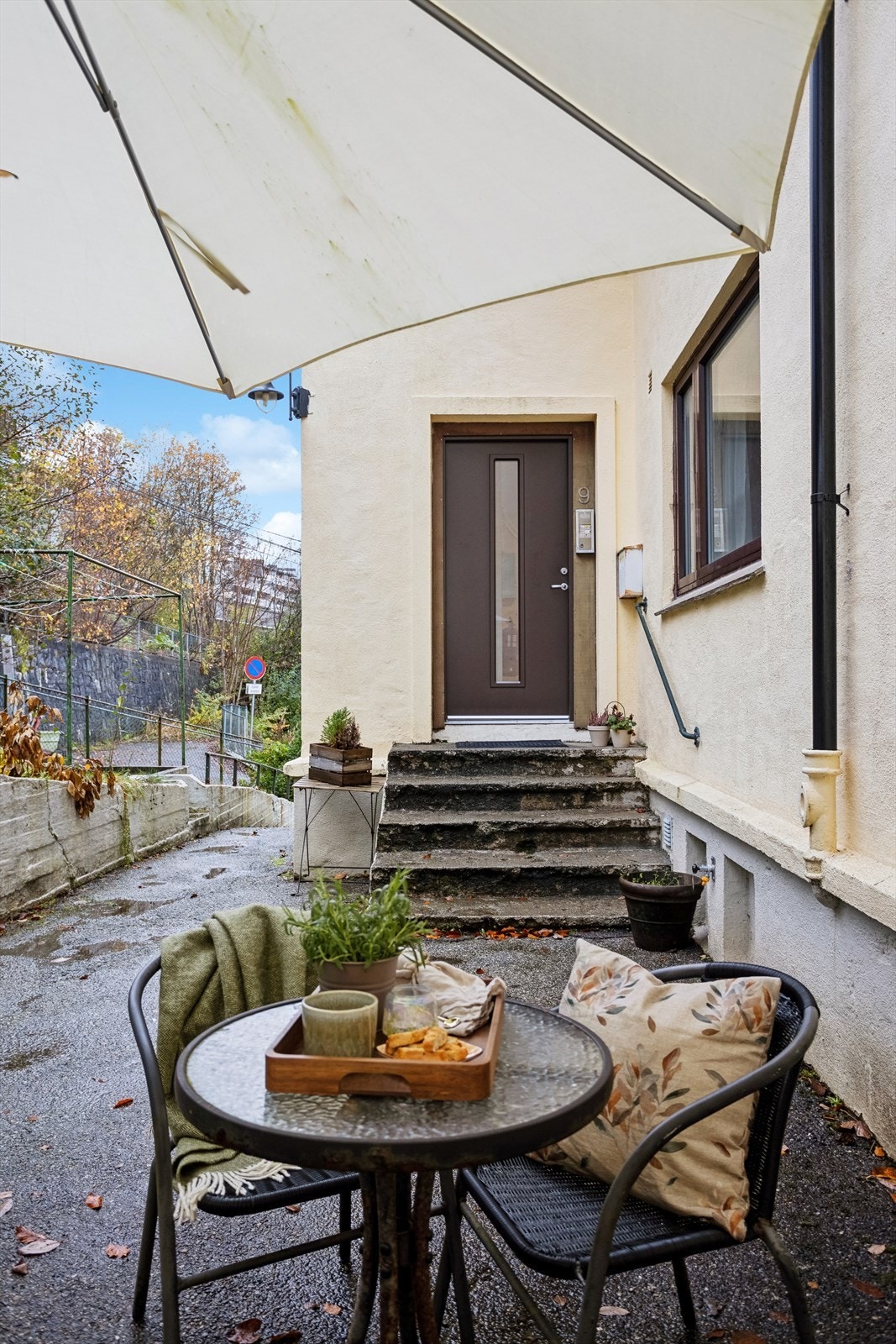 Felles uteplass ved inngangspartiet. Galleribilde