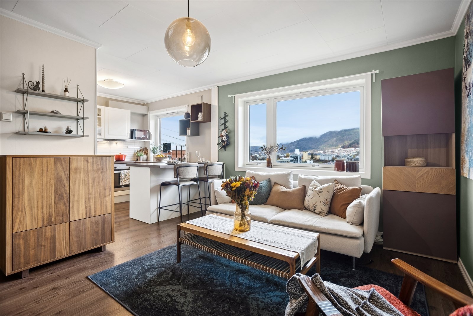 Store vindusflater som sikrer gode lysforhold. Galleribilde