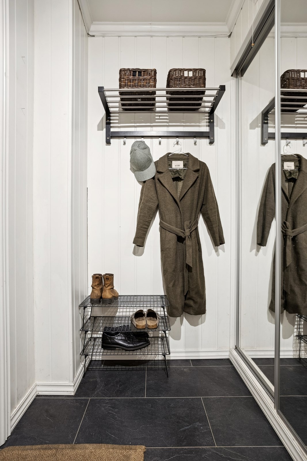 Entrè med skyvedørsgarderobe som gir god oppbevaring av sko og yttertøy. Galleribilde