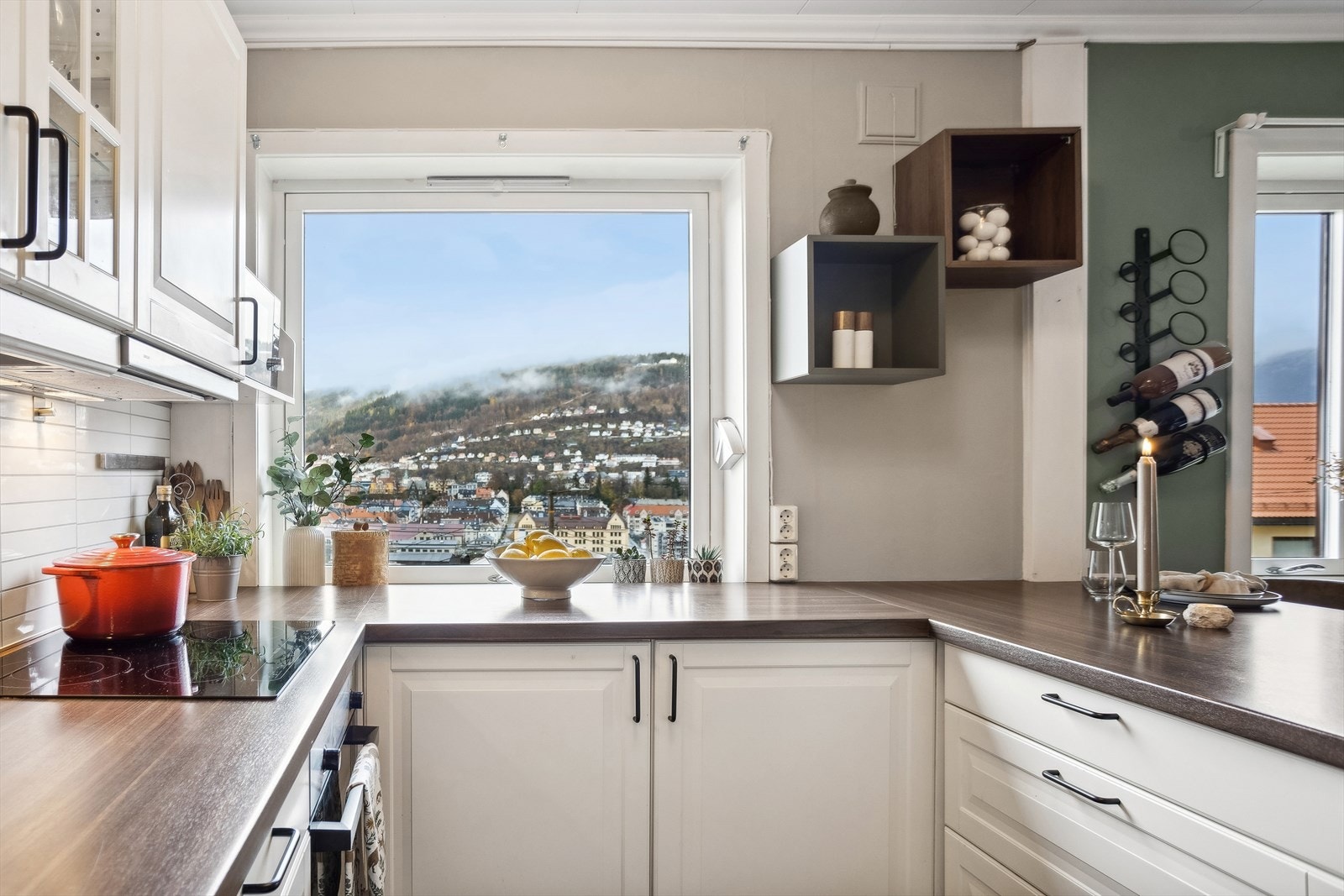 Nydelig utsikt fra både kjøkken og stue. Galleribilde