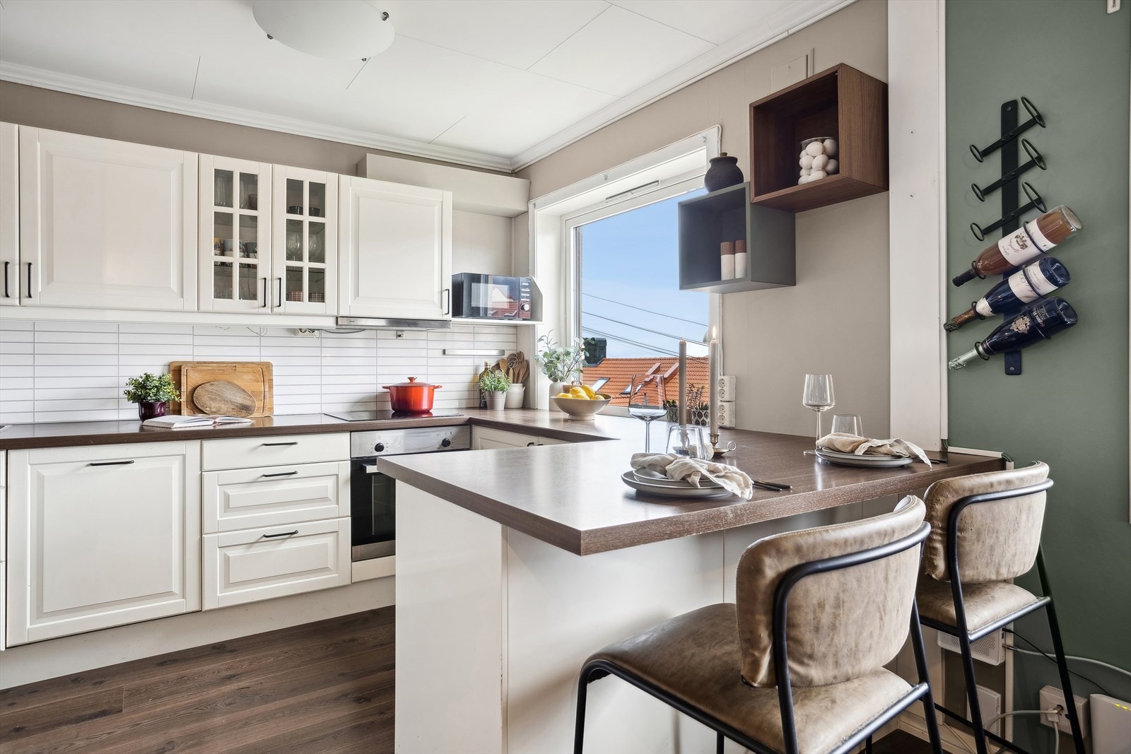 Romslig kjøkken med god skap- og benkeplass. Praktisk kjøkkenøy med spiseplass og oppbevaring. Galleribilde