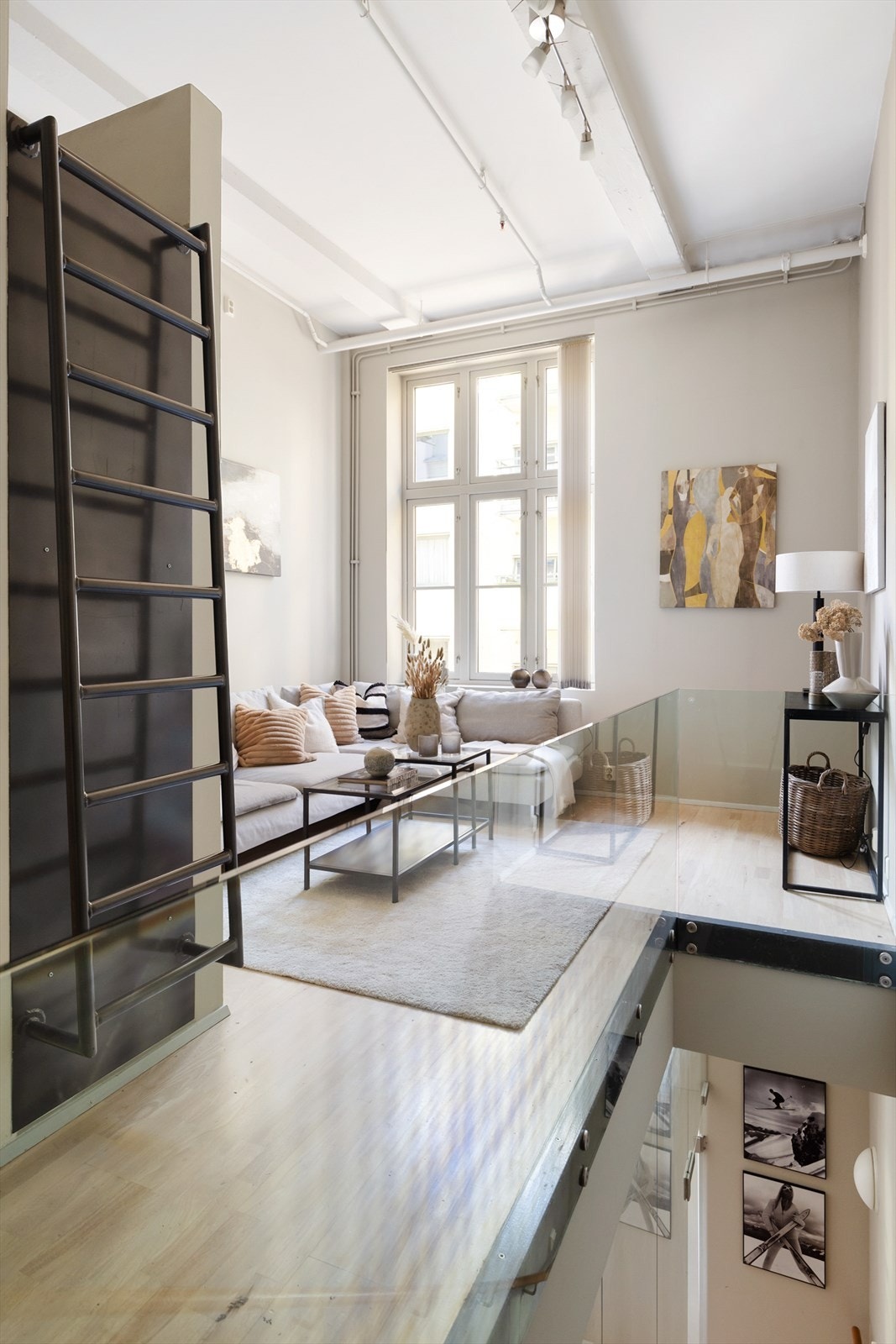 I andre etasje er det i likhet med første etasje meget generøs takhøyde, hele 3,5 meter. Galleribilde