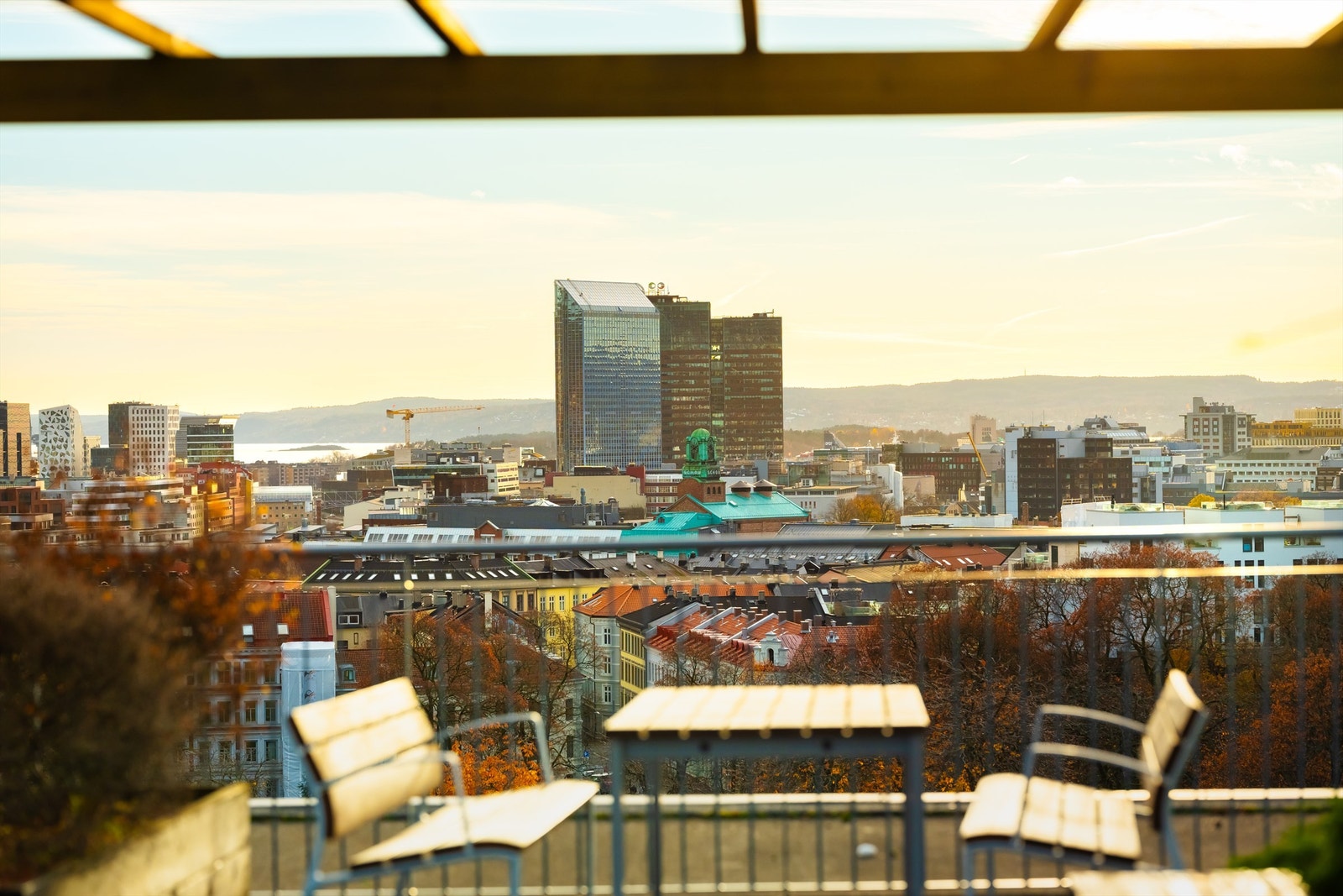 Herfra ser man over Oslos tak og helt ned til fjorden. Galleribilde