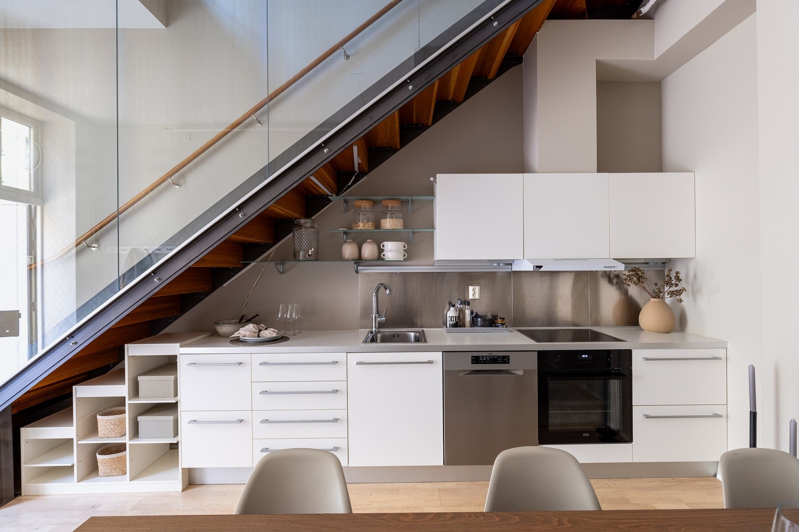 Delikat og tidløs kjøkkeninnredning med en fin kombinasjon av skap- og benkeplass. Galleribilde