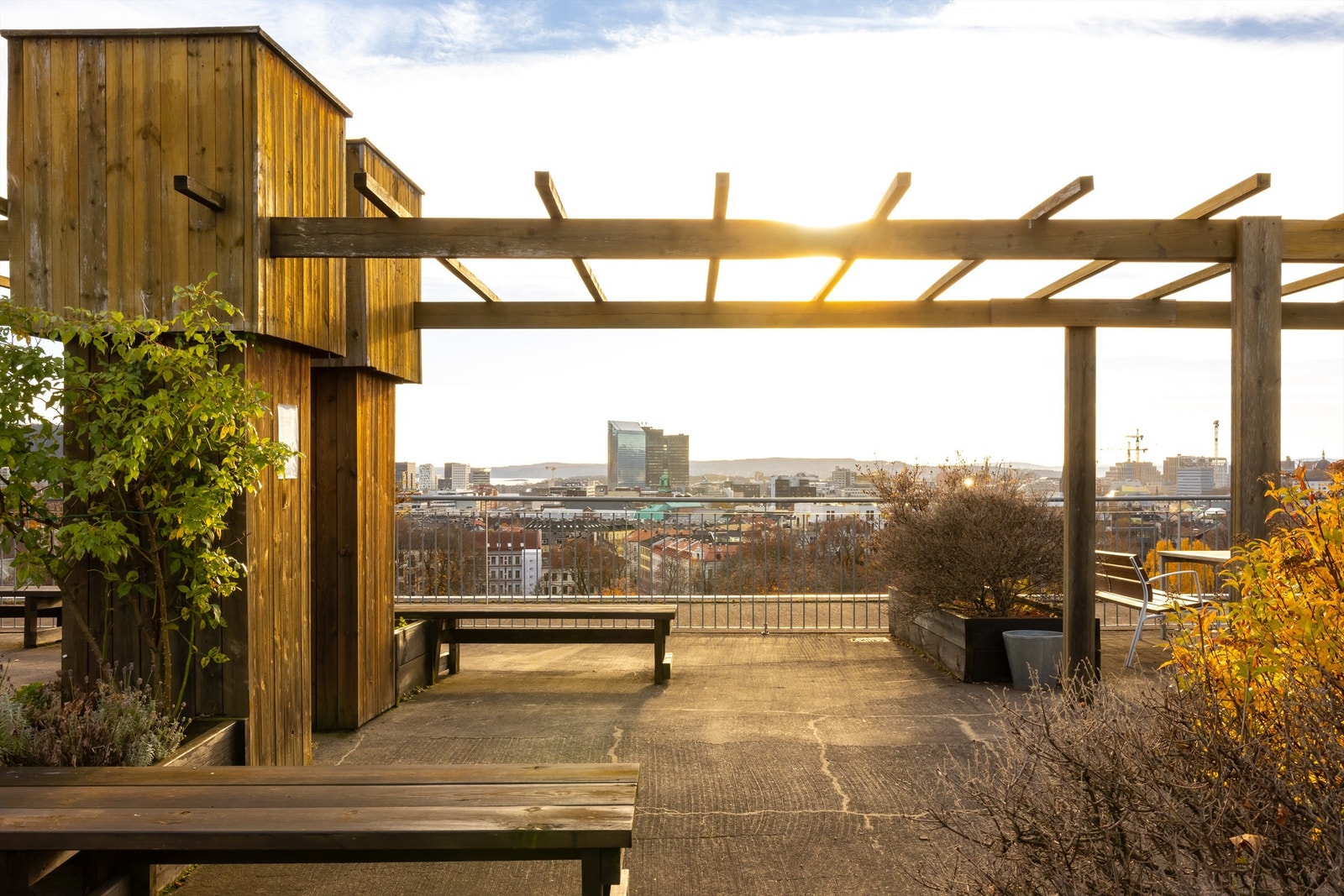 Beboerne i borettslaget har tilgang til en herlig felles takterrasse med gode solforhold og utsikt over byen. Galleribilde