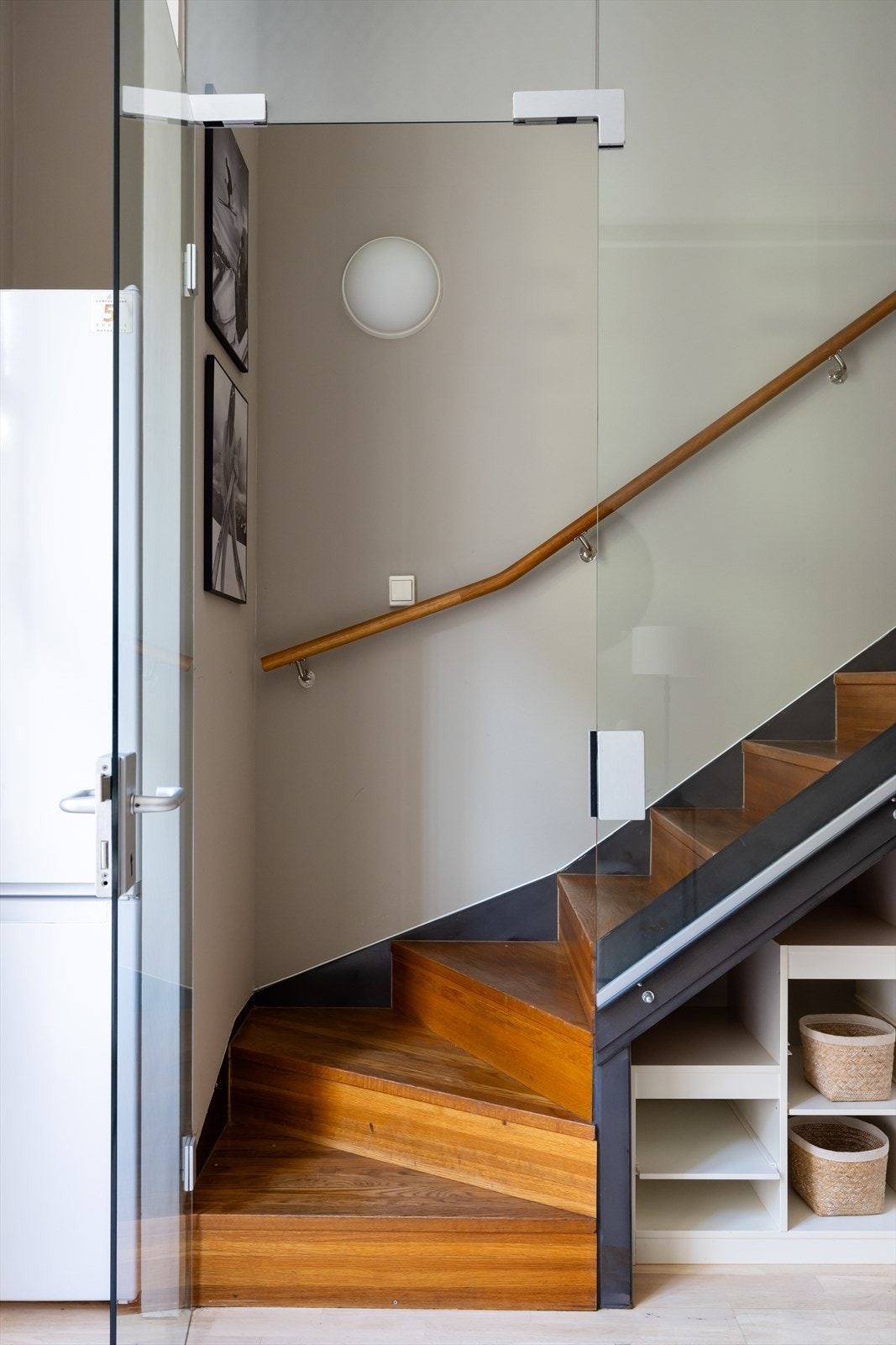 Den flotte trappen binder de to etasjene sømløst sammen. Galleribilde