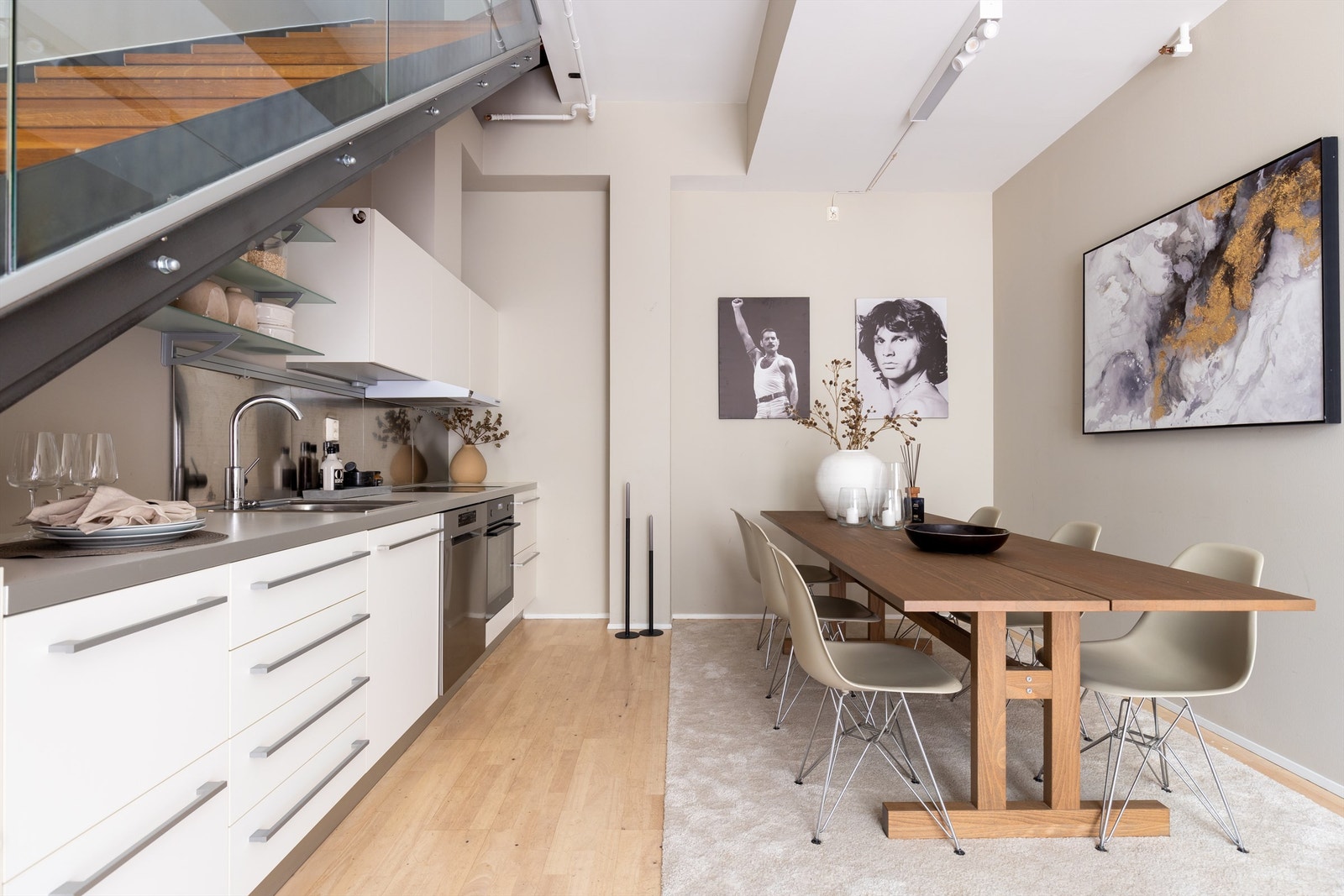 Det er god plass til å innrede med et stort spisebord med rom for mange gjester. Galleribilde