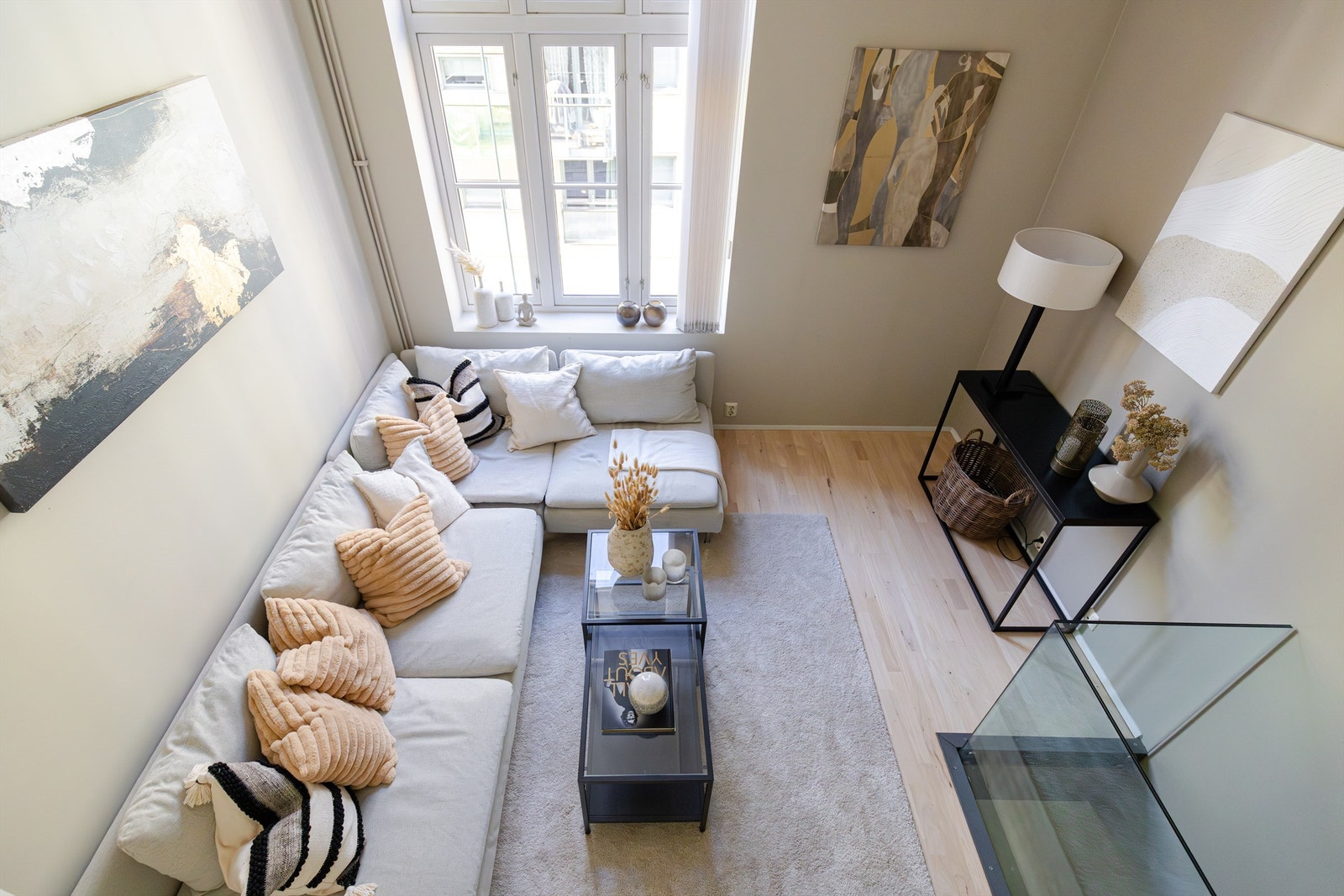 Den gode takhøyden i kombinasjon med rikelig av naturlig lysinnslipp gir en god romfølelse. Galleribilde