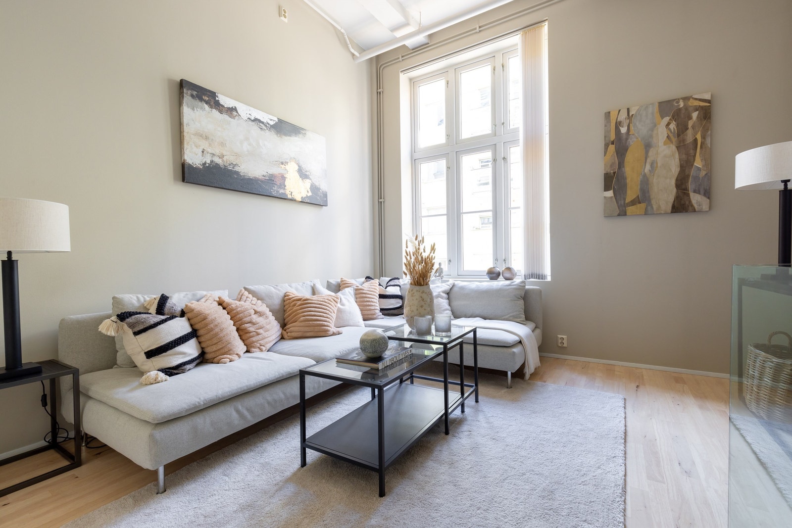 God plass til sofa, stoler, bord og tilhørende mediemøblement. Galleribilde