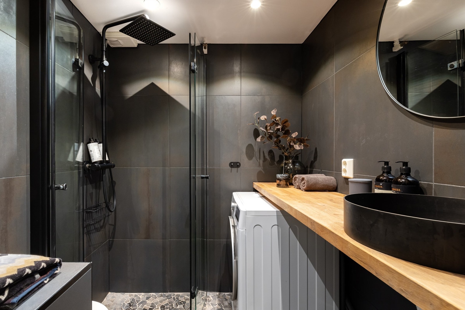 Videre har leiligheten et lekkert flislagt bad, oppgradert i 2020 med "Bali" fliser. Galleribilde