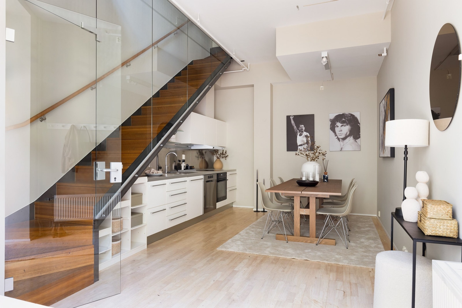 I første etasje har man kjøkken og spisestue i en sosial åpen løsning. Galleribilde