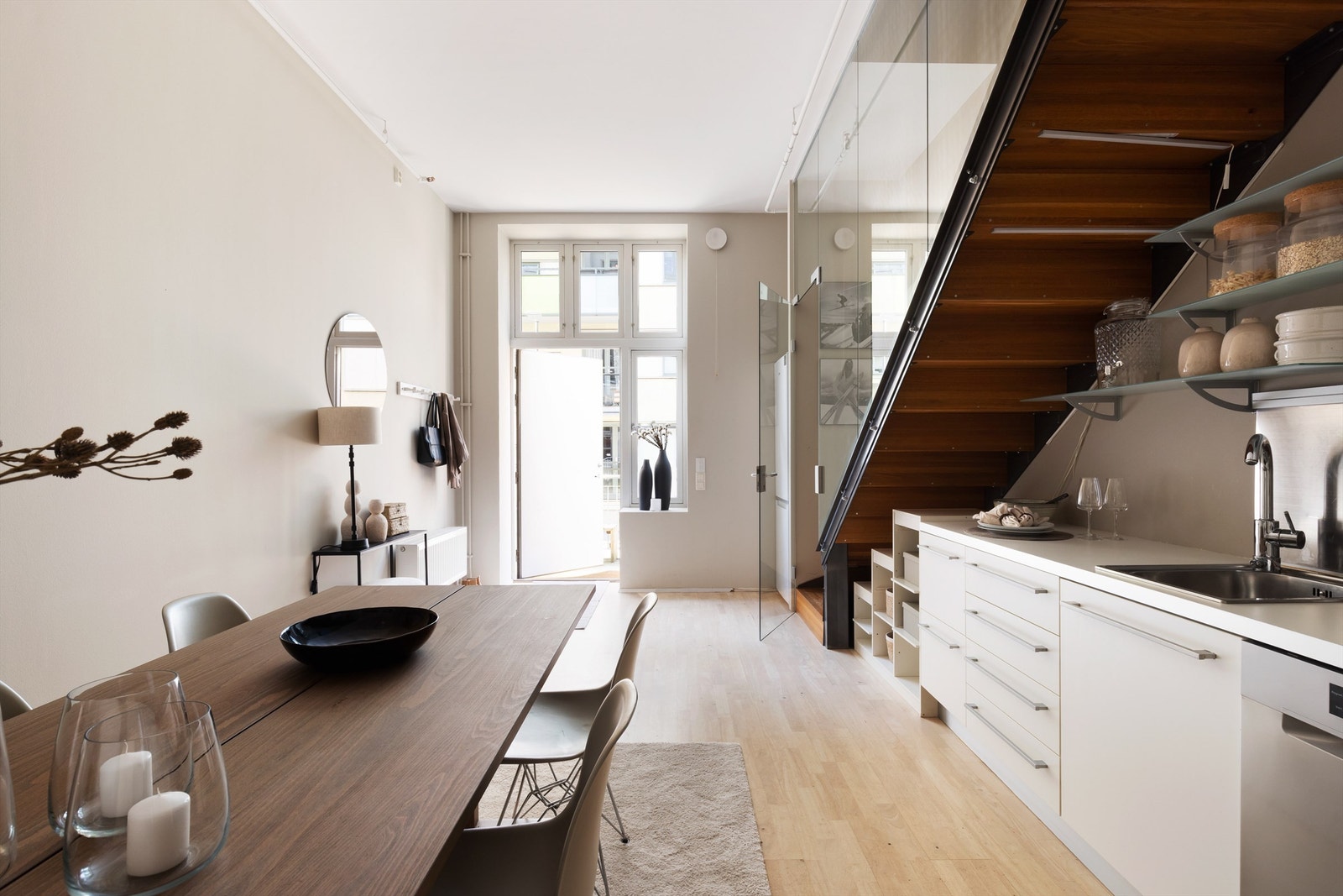 Planløsningen går over to etasjer med ulike sosiale soner. Galleribilde