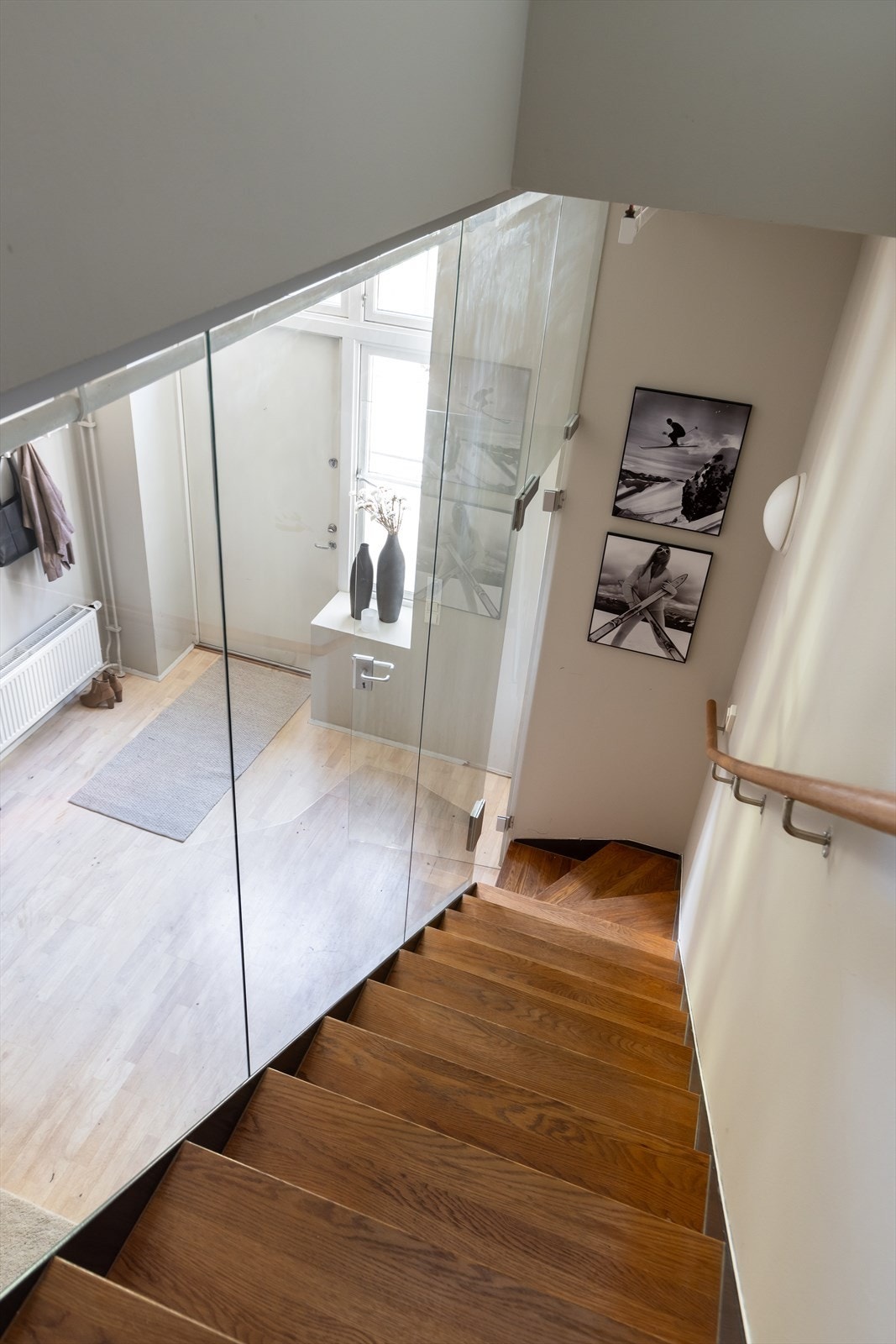 Leiligheten har også egen inngang fra en lite trafikkert gate. Galleribilde