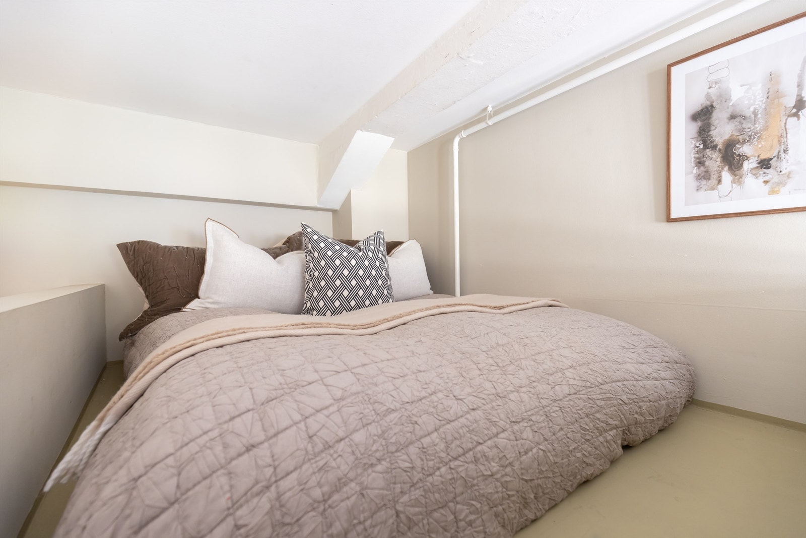 Praktisk sovehems over badet. Galleribilde