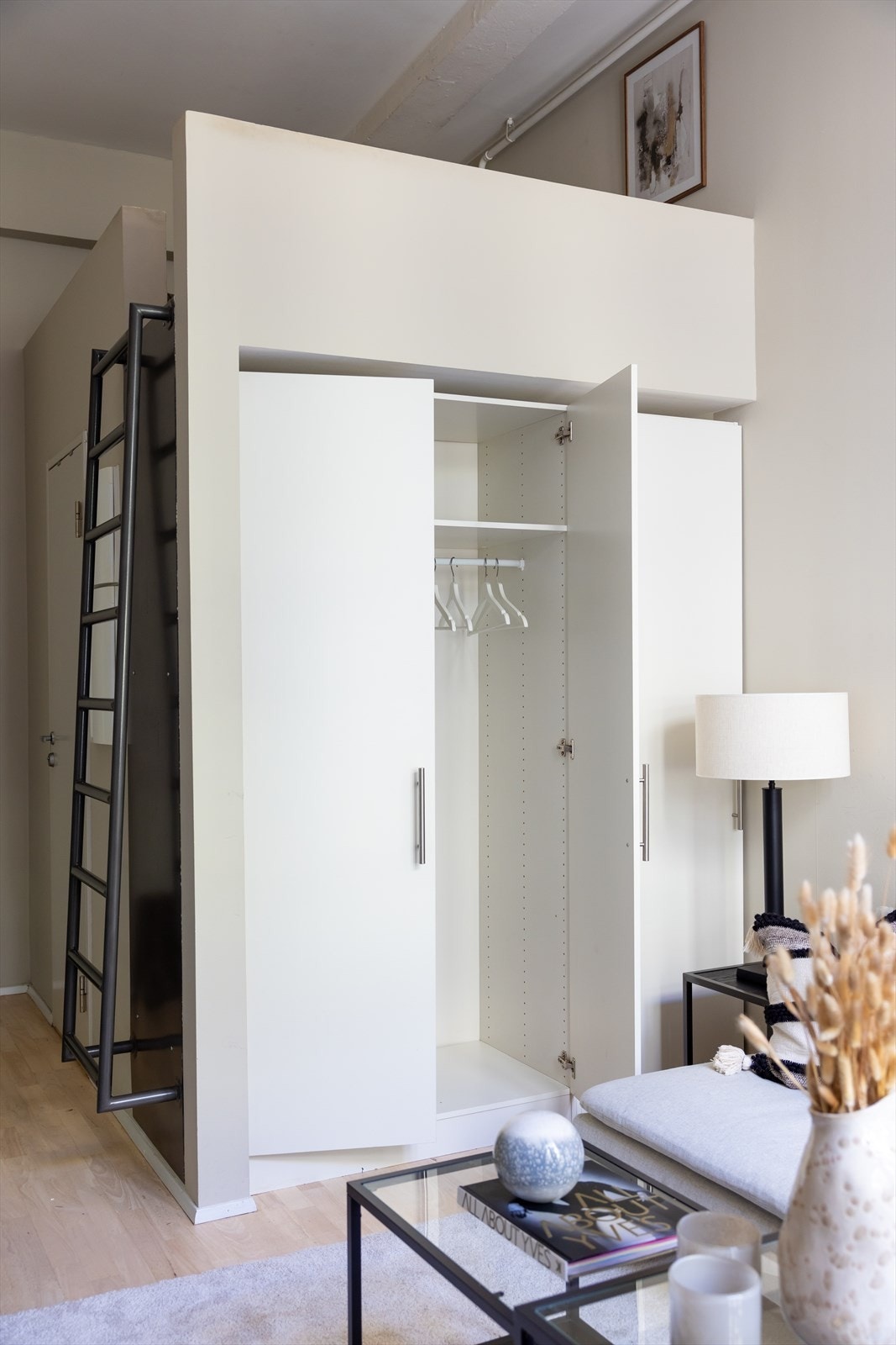 Legg også merke til det integrerte garderobeskapet. Galleribilde