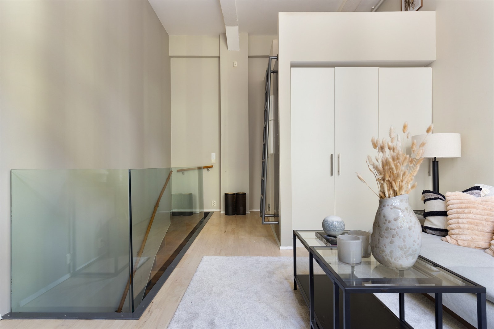 Et lyst og sosialt oppholdsrom. Galleribilde