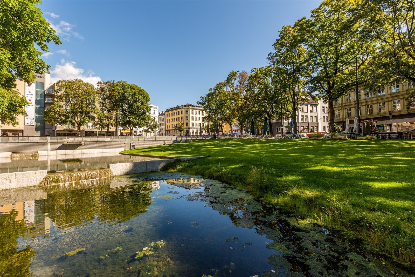 En kort spasertur unna ligger Alexander Kiellands plass med Kiellands Hus shoppingsenter, flere uteserveringer, Åpent bakeri og gode transportforbindelser Galleribilde