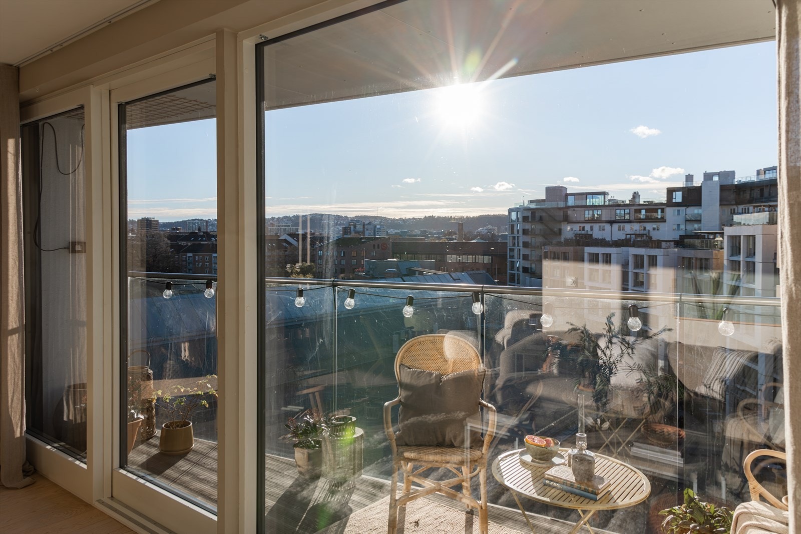 Fra stuen er det videre adkomst til en solrik sydvendt balkong på ca. 5 m² Galleribilde