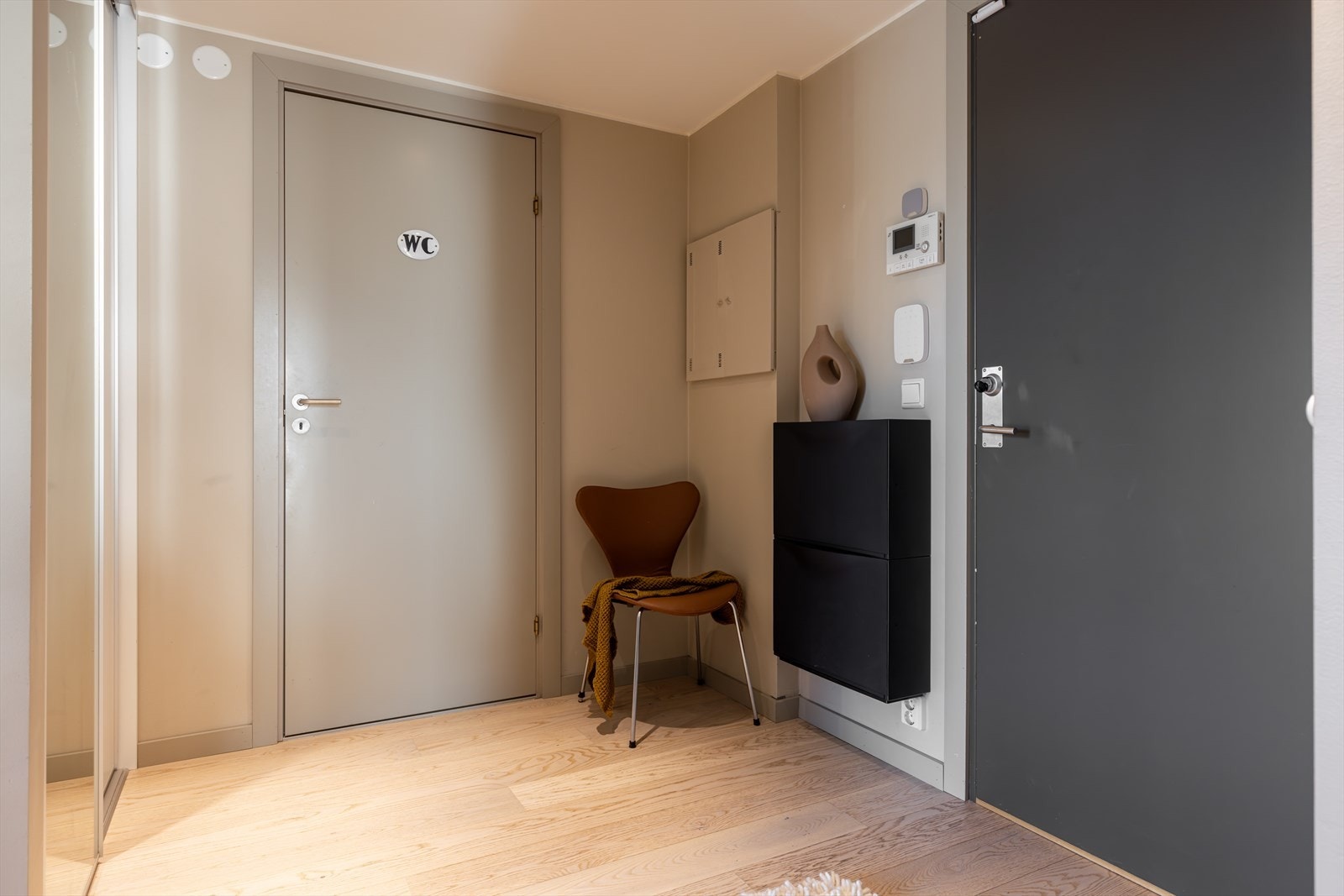 Det er adkomst med heis til etasjeplan - Dørcalling med åpner Galleribilde