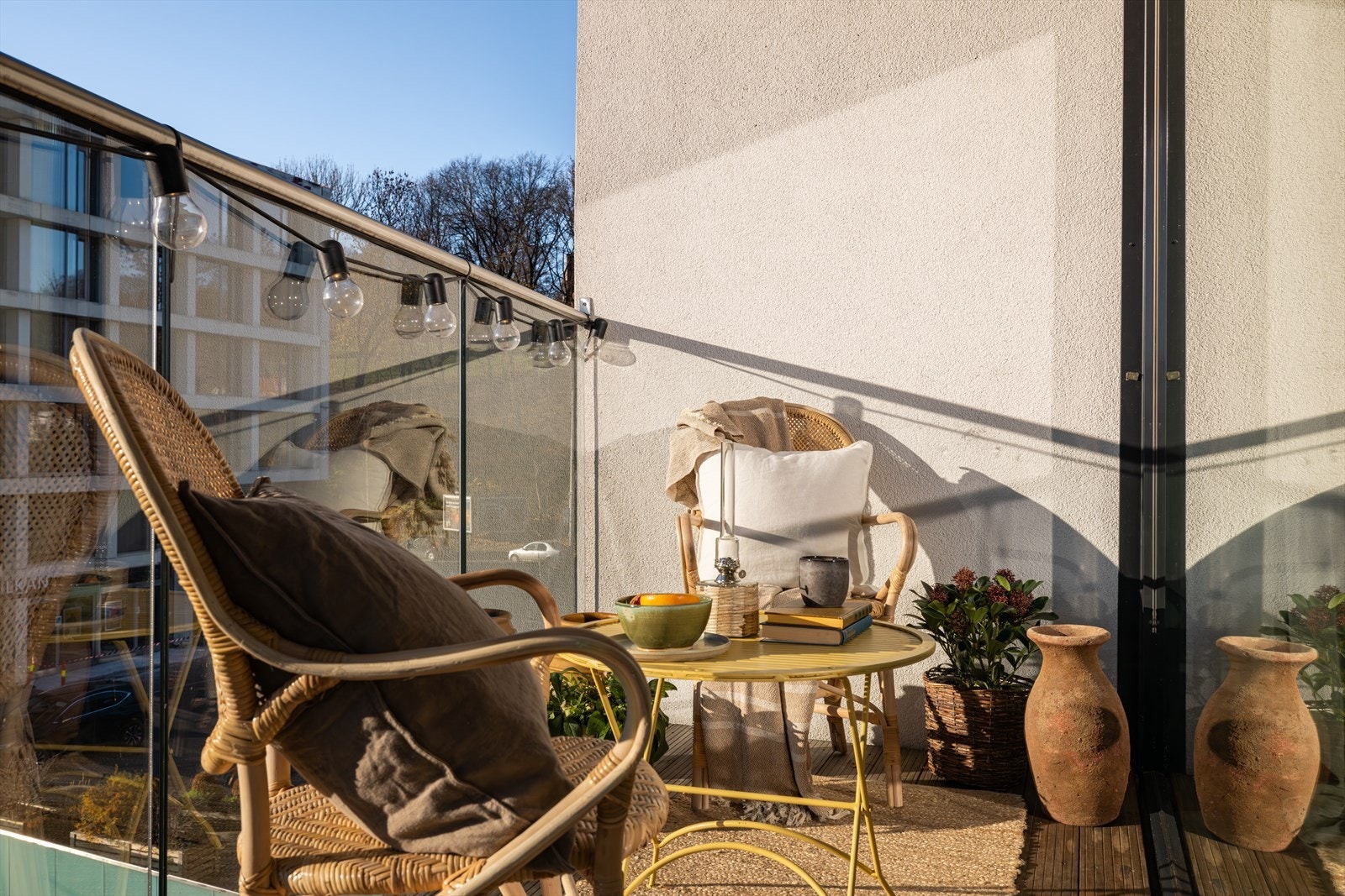 Balkongen har plass til diverse beplanting og et hyggelig cafésett Galleribilde
