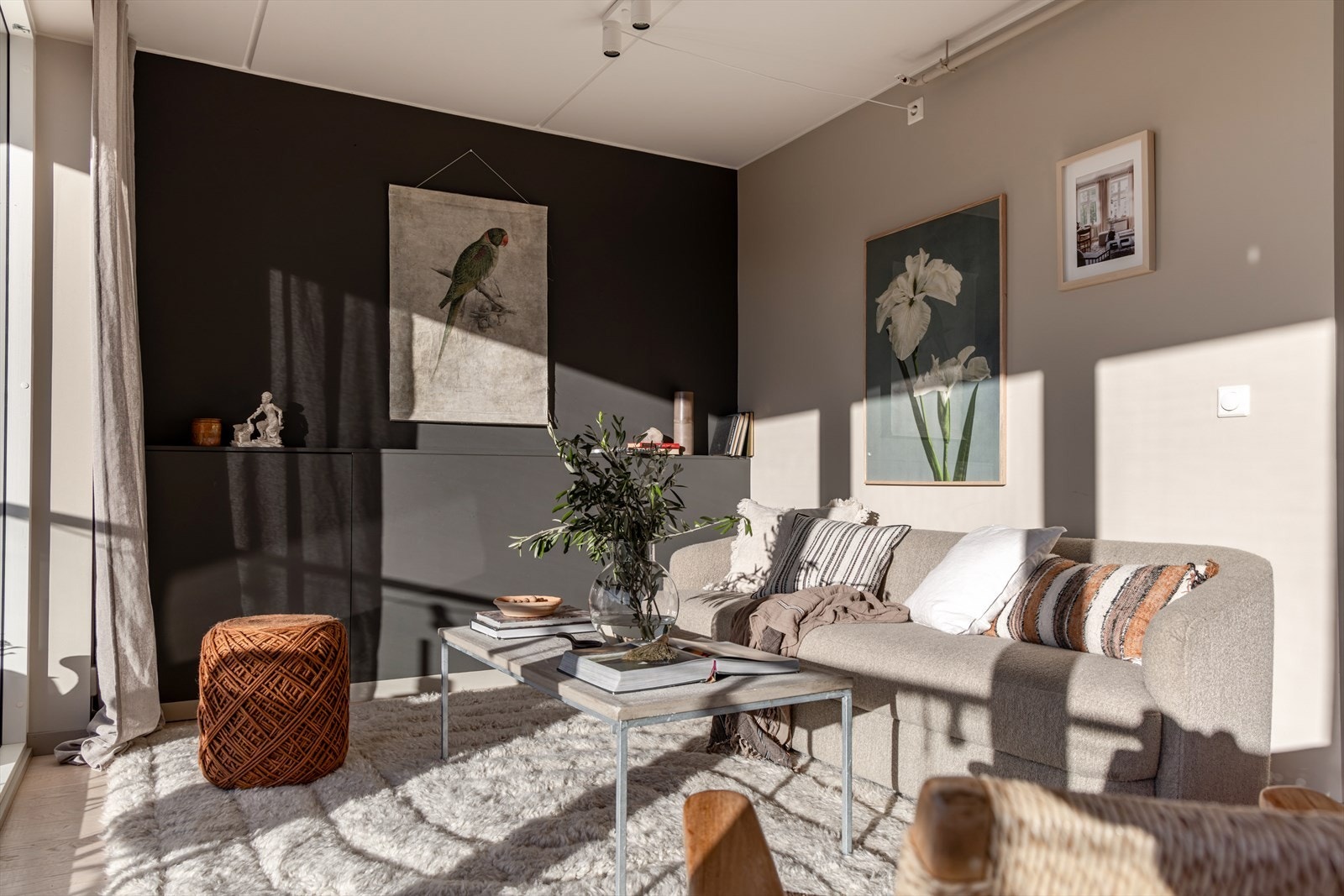 Stuen oppleves lys og romslig med store vindusflater som strekker seg fra gulvet til taket - som sørger for rikelig med lys fra flere vinkler Galleribilde