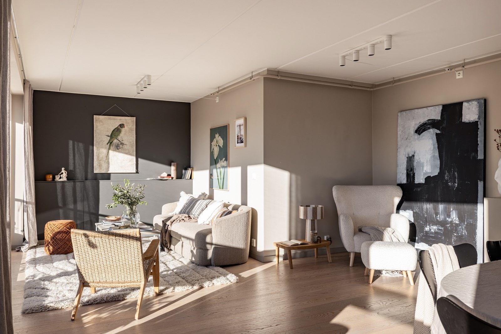Leiligheten har en gjennomtenkt og romslig planløsning - Mulighet for å etablere et tredje soverom i deler av stuen Galleribilde