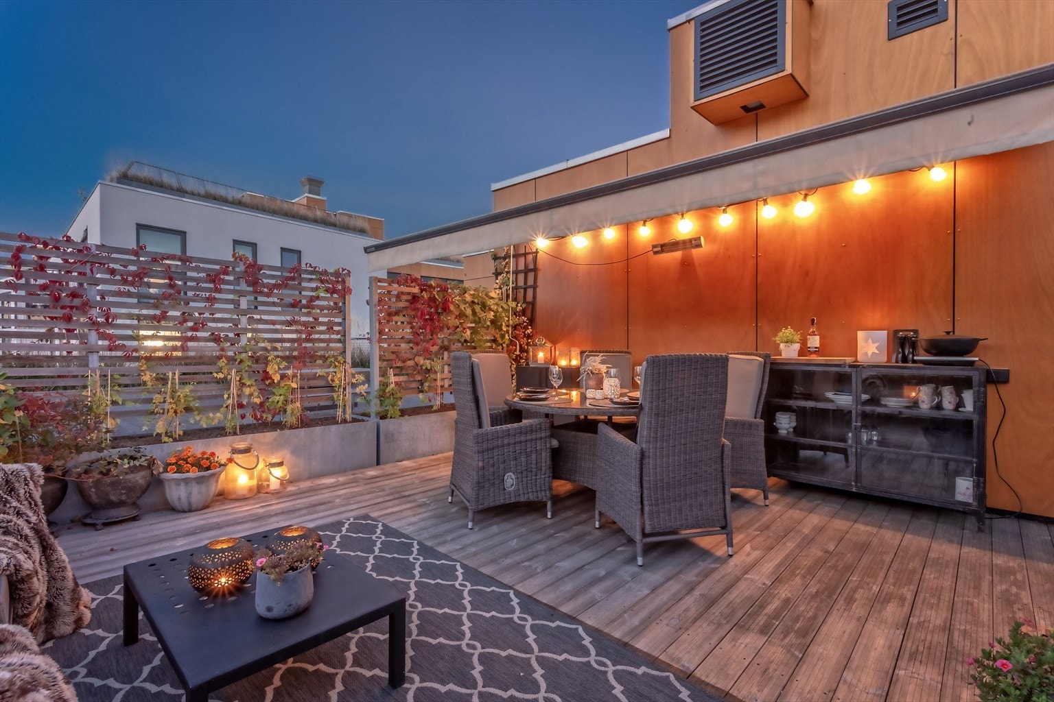 Leilighetens private takterrasse i byggets 6.etasje - Montert markise og varmelampe på takterrassen Galleribilde