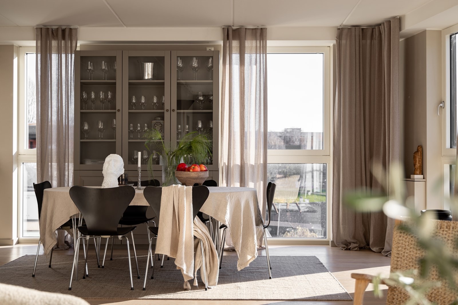 Spiseplass med fantastisk utsikt - Spiseplassen skaper et naturlig skille mellom kjøkken- og stuedel Galleribilde