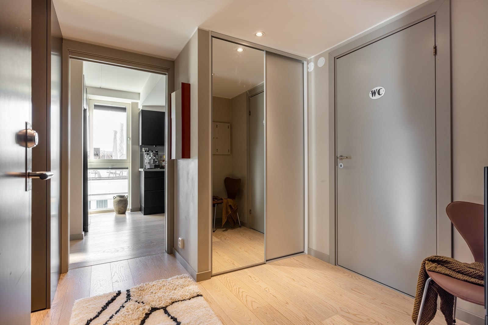 Leiligheten har en lys og innbydende entré hvor det er god plass til å henge fra seg yttertøy og sko i garderobeskap med skyvedører Galleribilde