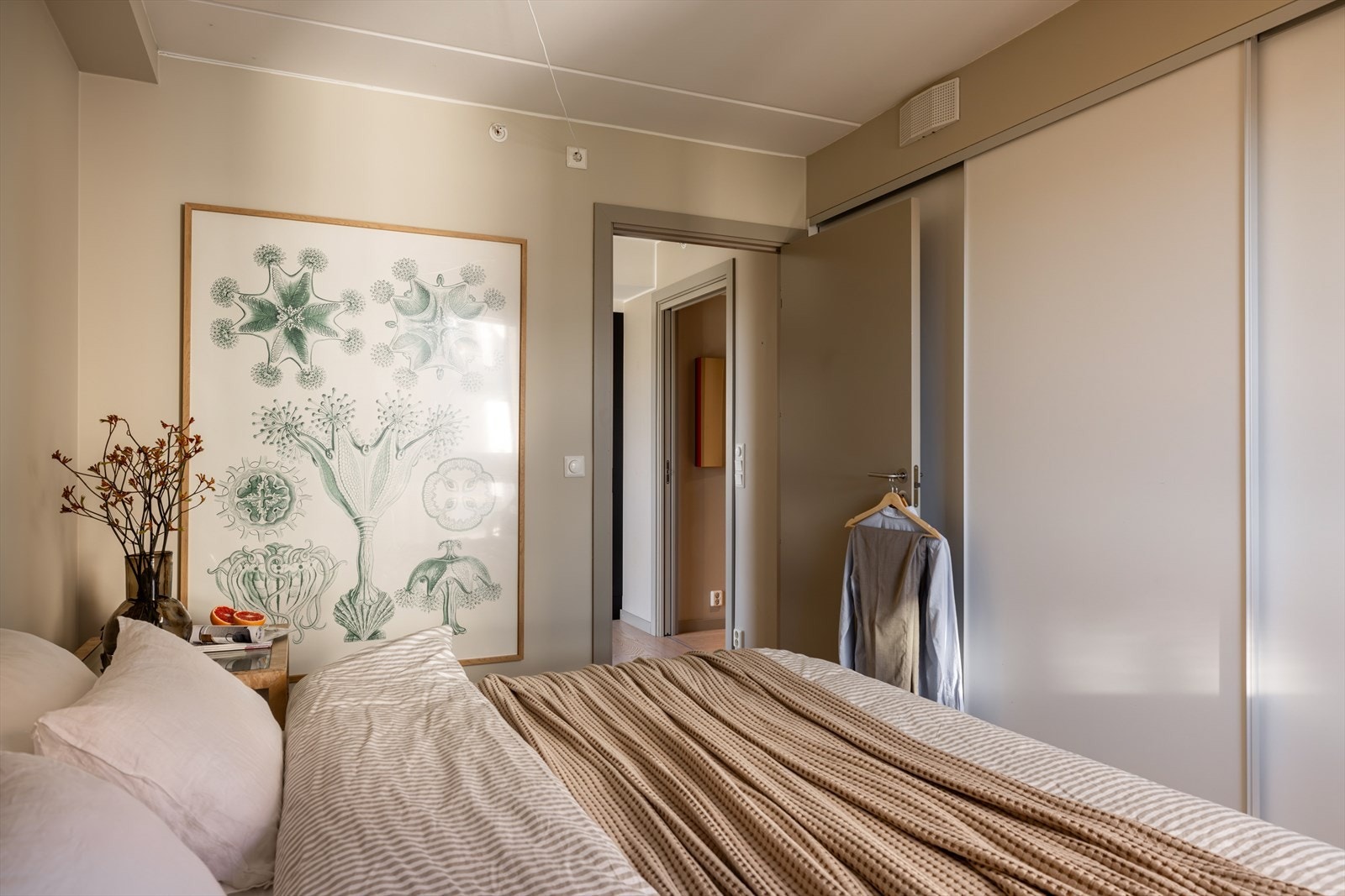Hovedsoverommet har god plass til dobbeltseng og kommode - Lagringsplass ivaretas i et stort garderobeskap med skyvedører Galleribilde