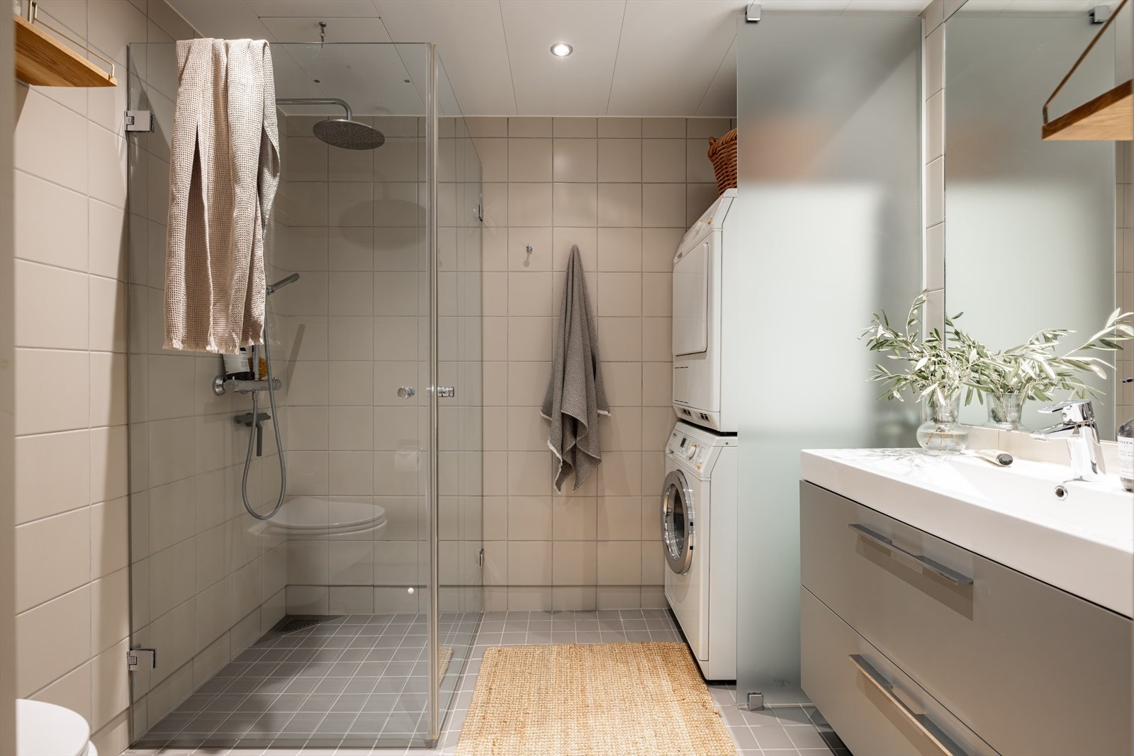 Pent flislagt bad med varme i gulv og downlights i himling - Det er opplegg for vaskemaskin og tørketrommel Galleribilde
