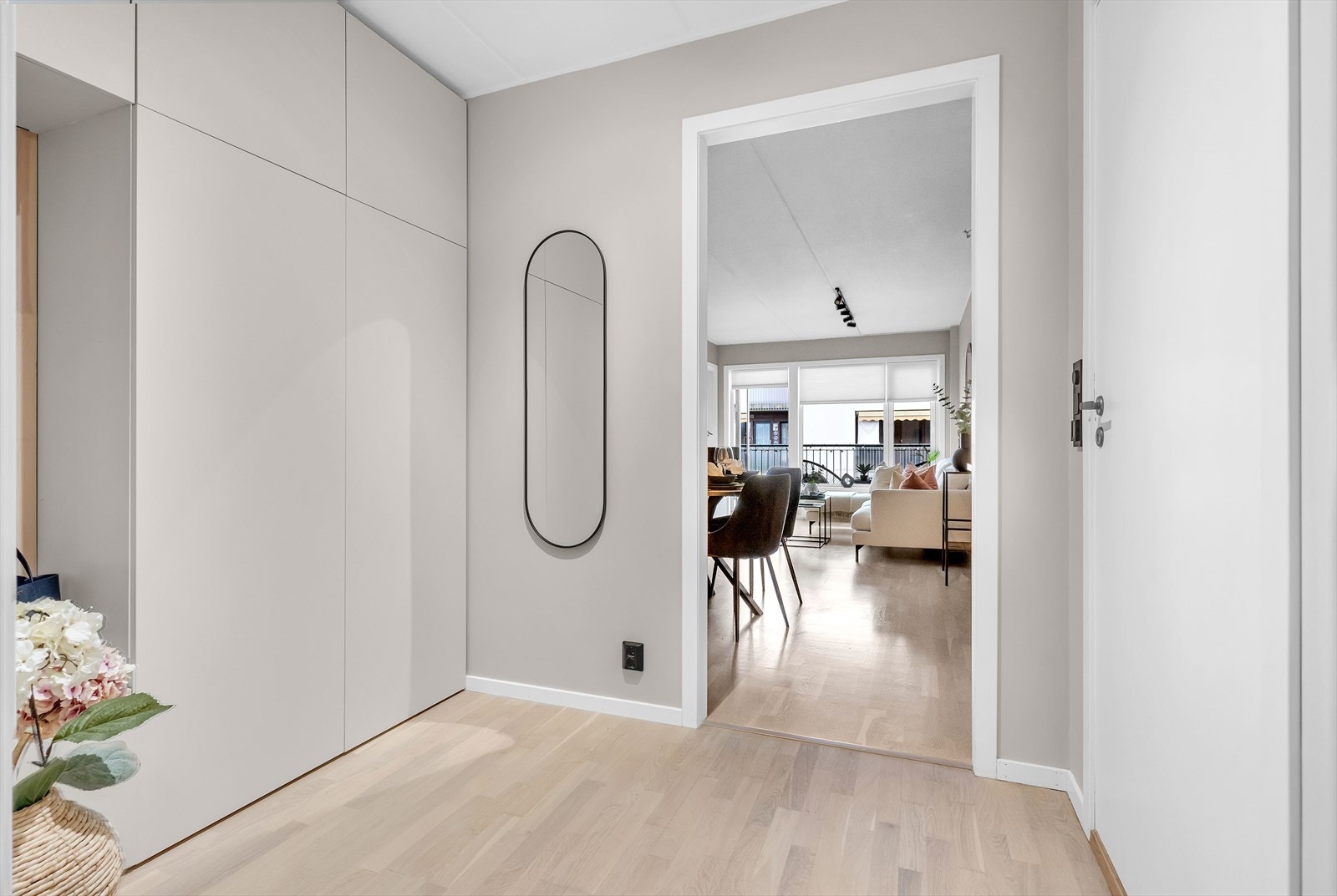 I entréen er det installert store garderobeskap for maksimal utnyttelse av plassen. Galleribilde