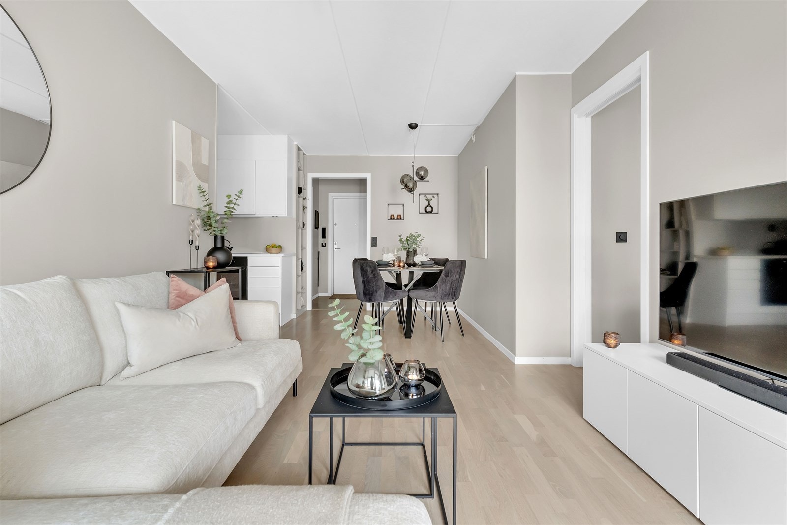 Kjøkken og stue danner et herlig allrom med plass til sofa og TV-møbel samt spisebord. Galleribilde