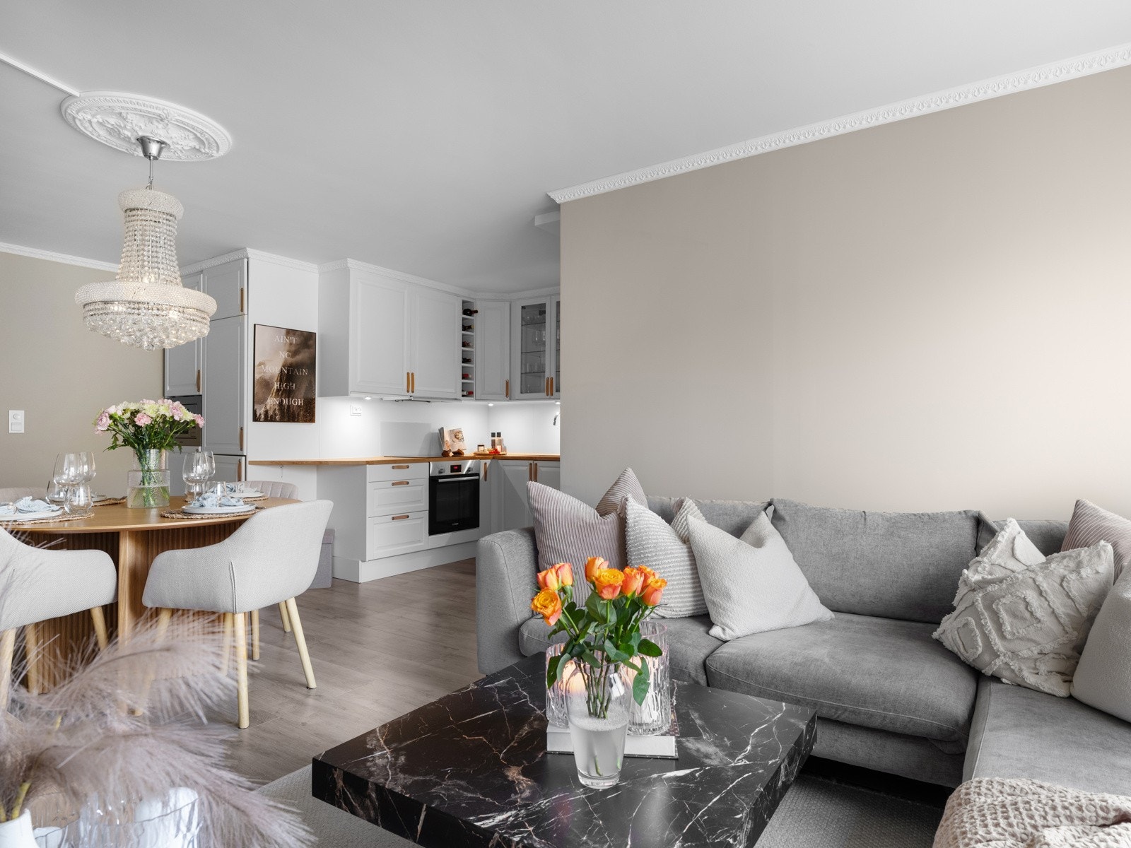 Stuen har god plass til spisebord og sofagruppe Galleribilde