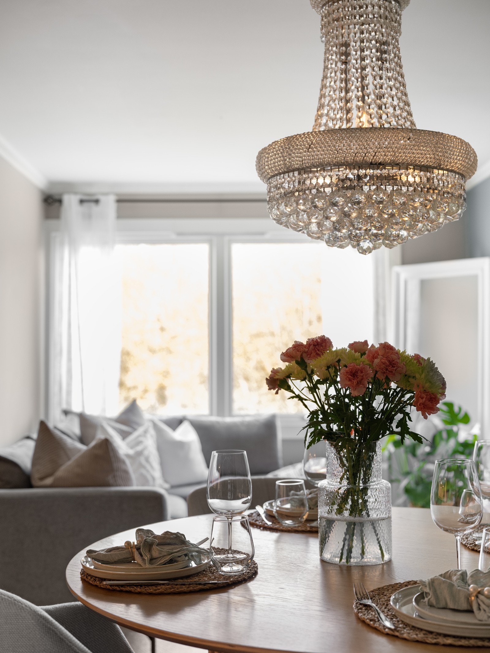 Store vinduflater gir rikelig med naturlig lys Galleribilde