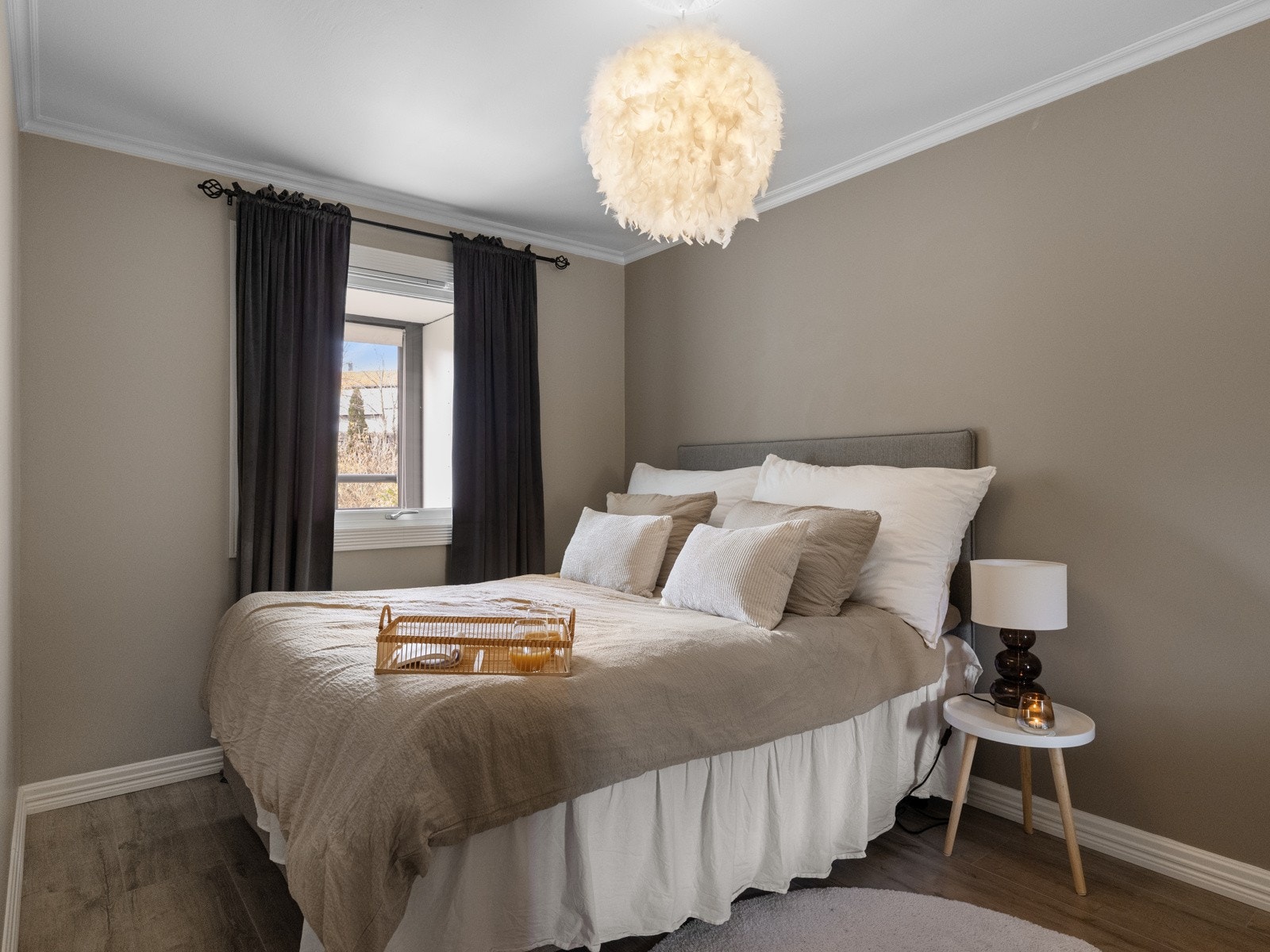 Hovedsoverom i god størrelse med rosett i taket Galleribilde