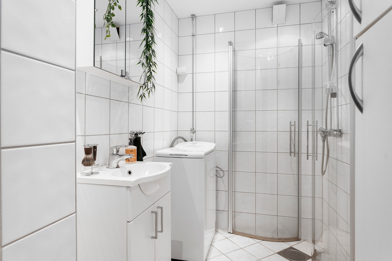 Leilighetens baderom har flislagte vegg- og gulvflater fra ca. 2010 Galleribilde