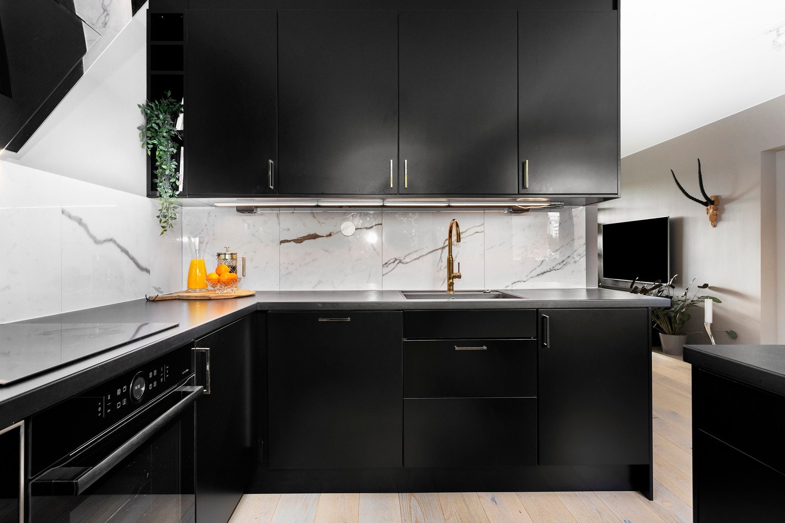 Rikelig med benkeplass, perfekt for matlagingen og godt med skapplass som gir god plass til lagring av alt av kjøkkenutstyr Galleribilde