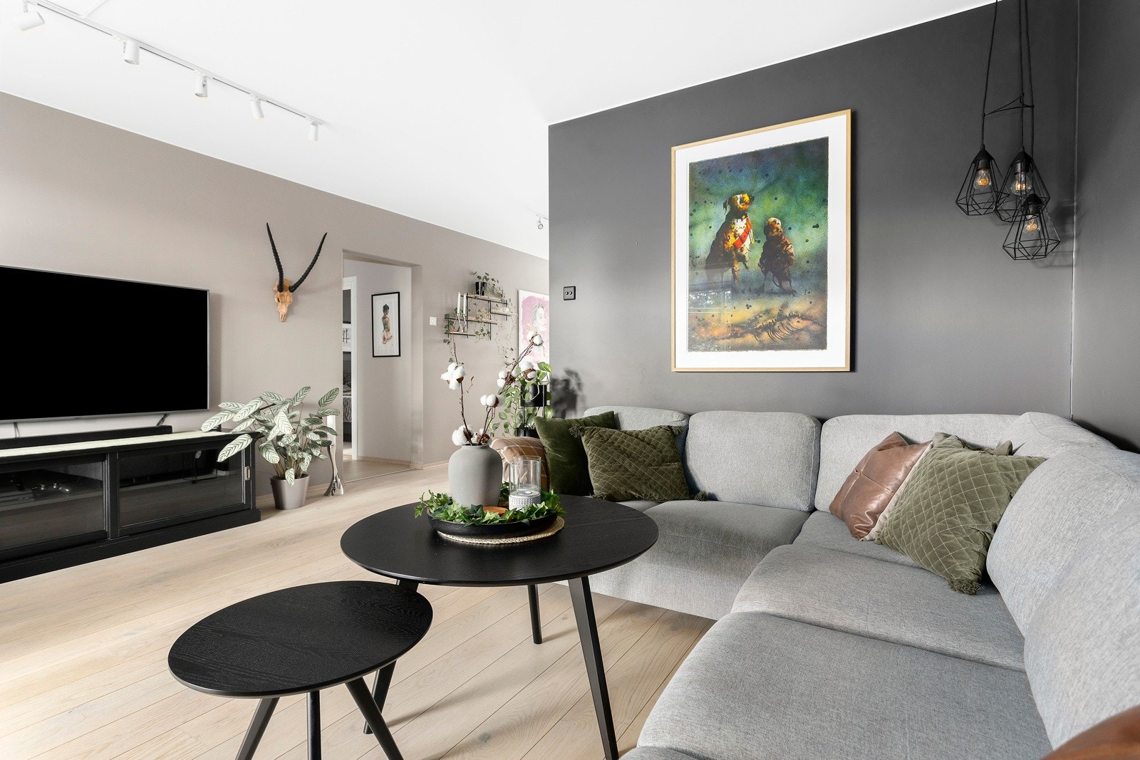 Leiligheten har en stor og romslig stue, med rikelig plass til forskjellig stuemøblement Galleribilde